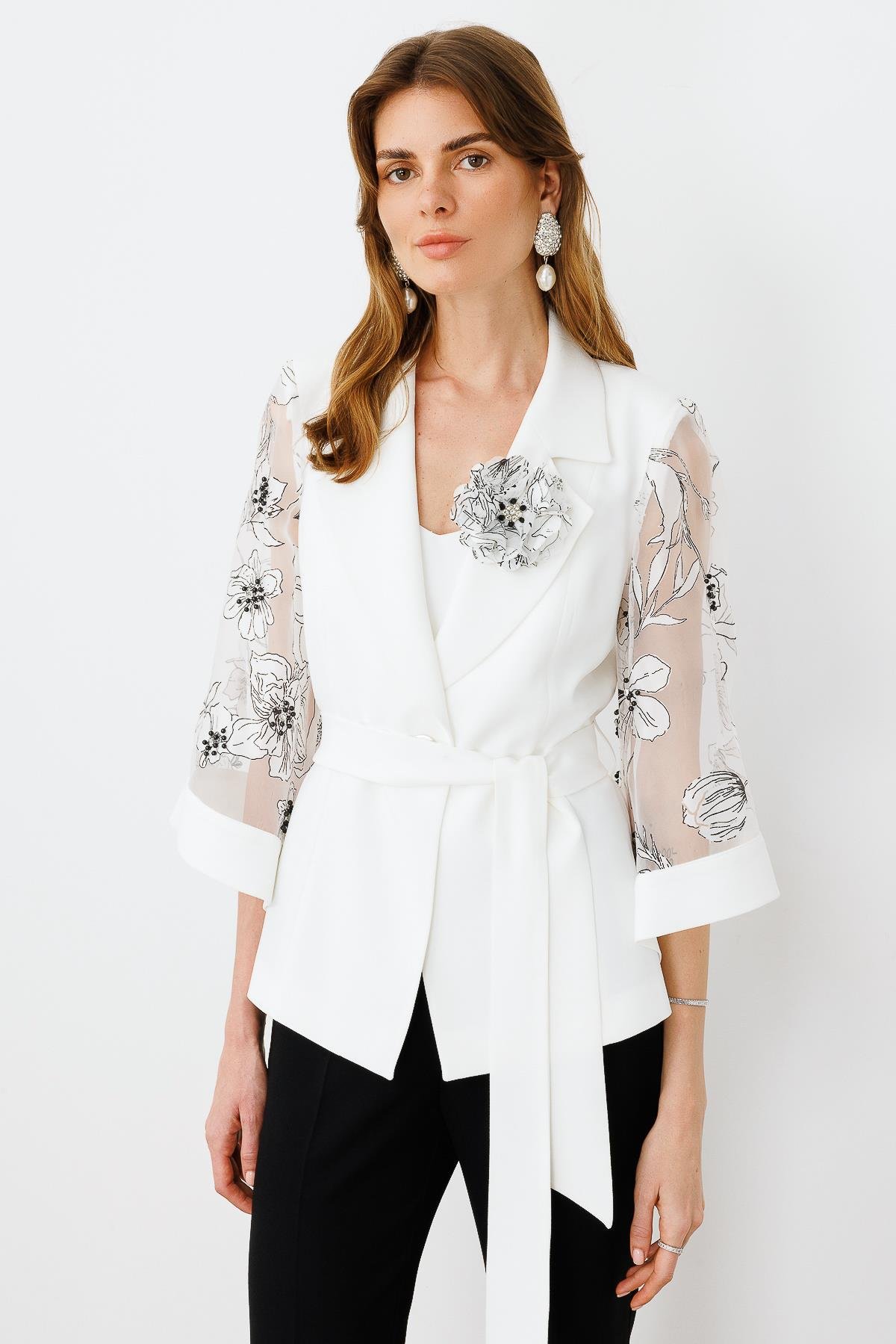 Modailgi  Kolları Evaze Çiçek Desenli Taş İşlemeli Kısa Ceket Ekru