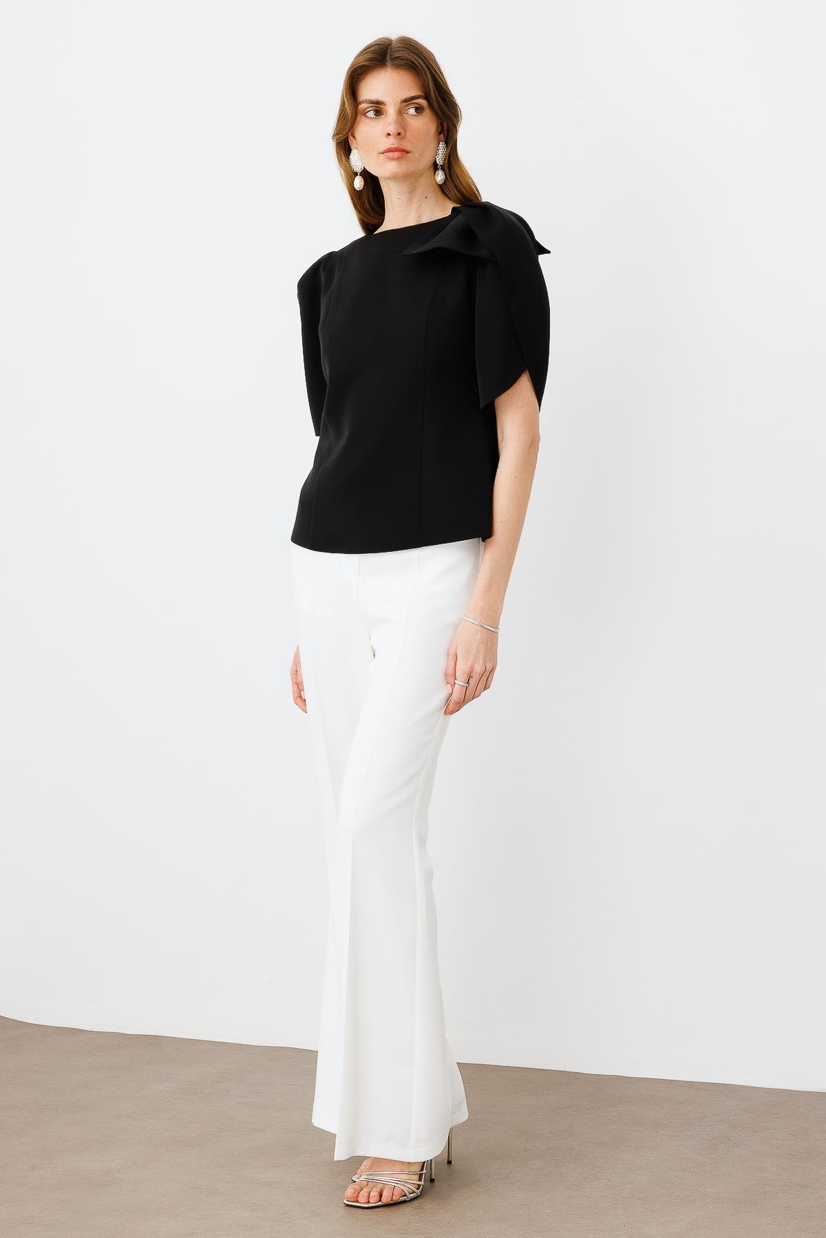 Modailgi  Kolları Pile Fiyonk Anvelop Detaylı Fermuar Kapamalı Bluz Siyah