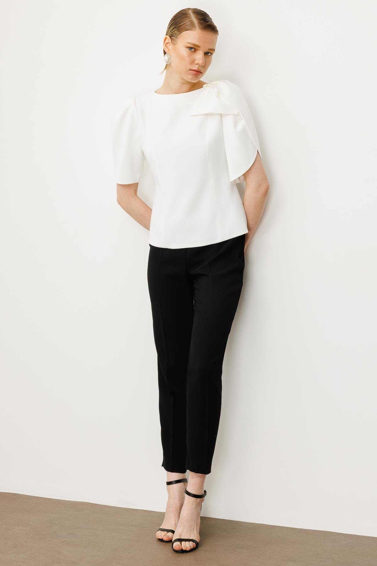 Modailgi  Kolları Pile Fiyonk Anvelop Detaylı Fermuar Kapamalı Bluz Ekru