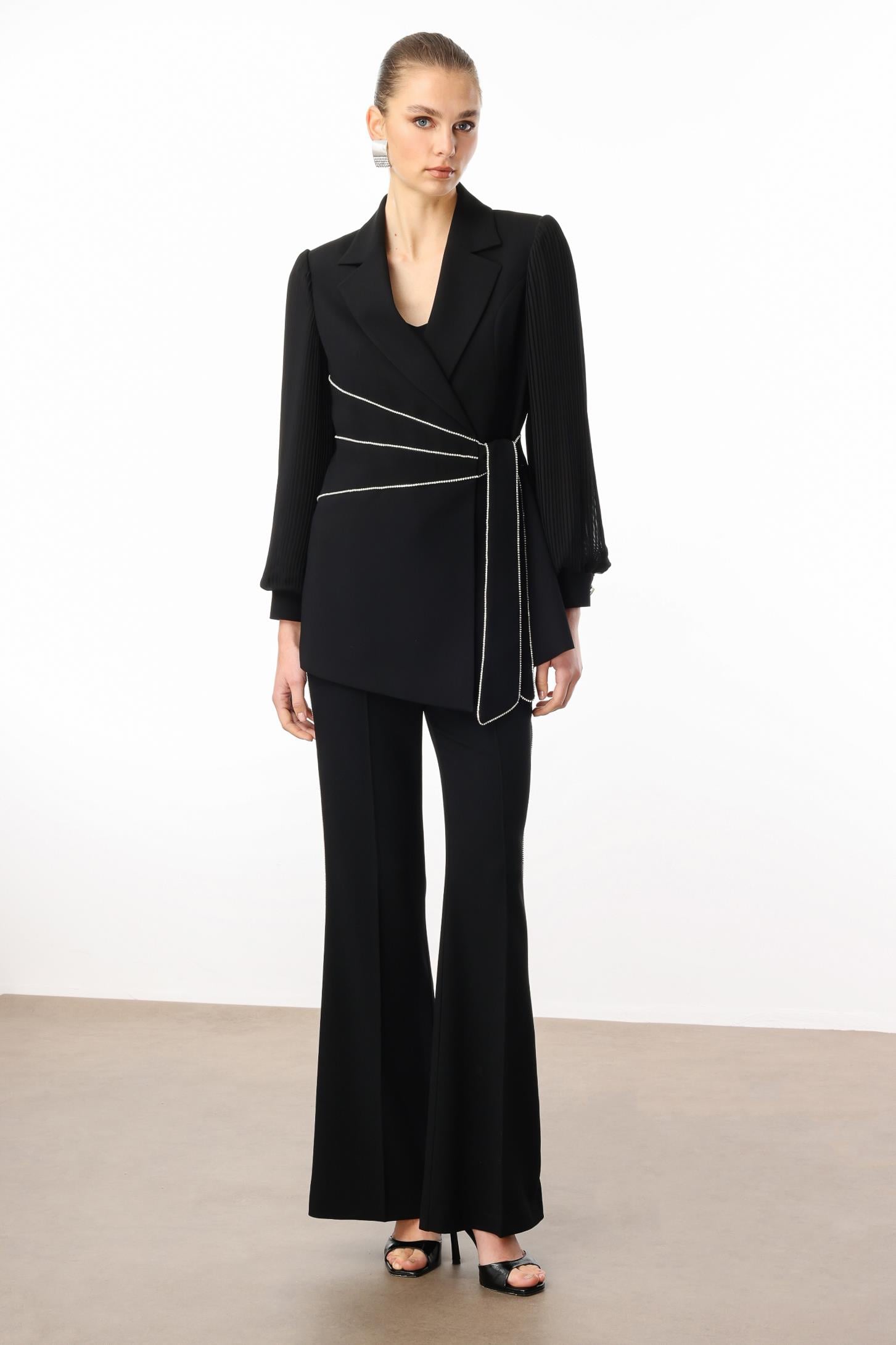 Modailgi  Kolları Piliseli Şerit Aksesuarlı Ceket Siyah