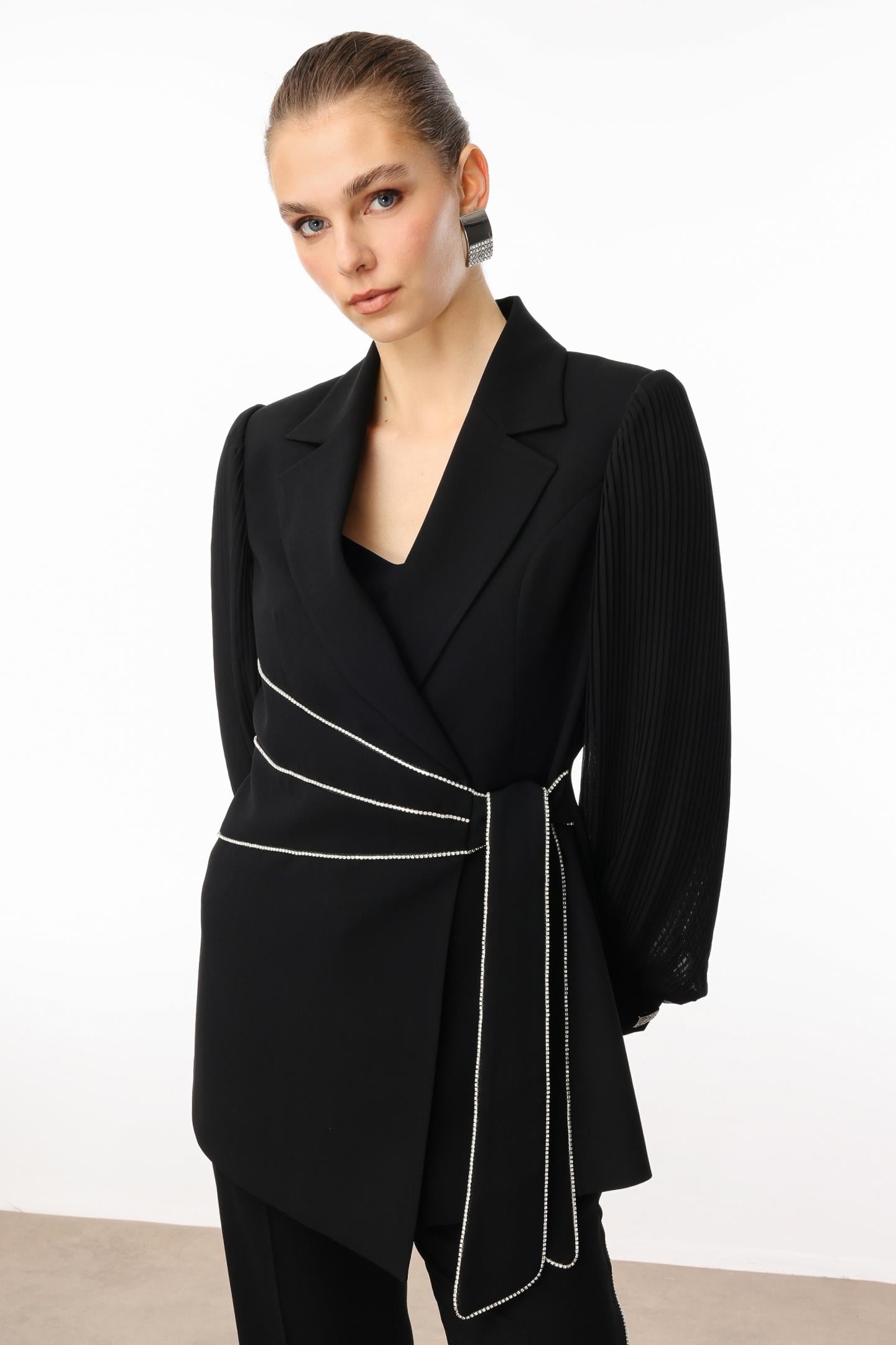 Modailgi  Kolları Piliseli Şerit Aksesuarlı Ceket Siyah