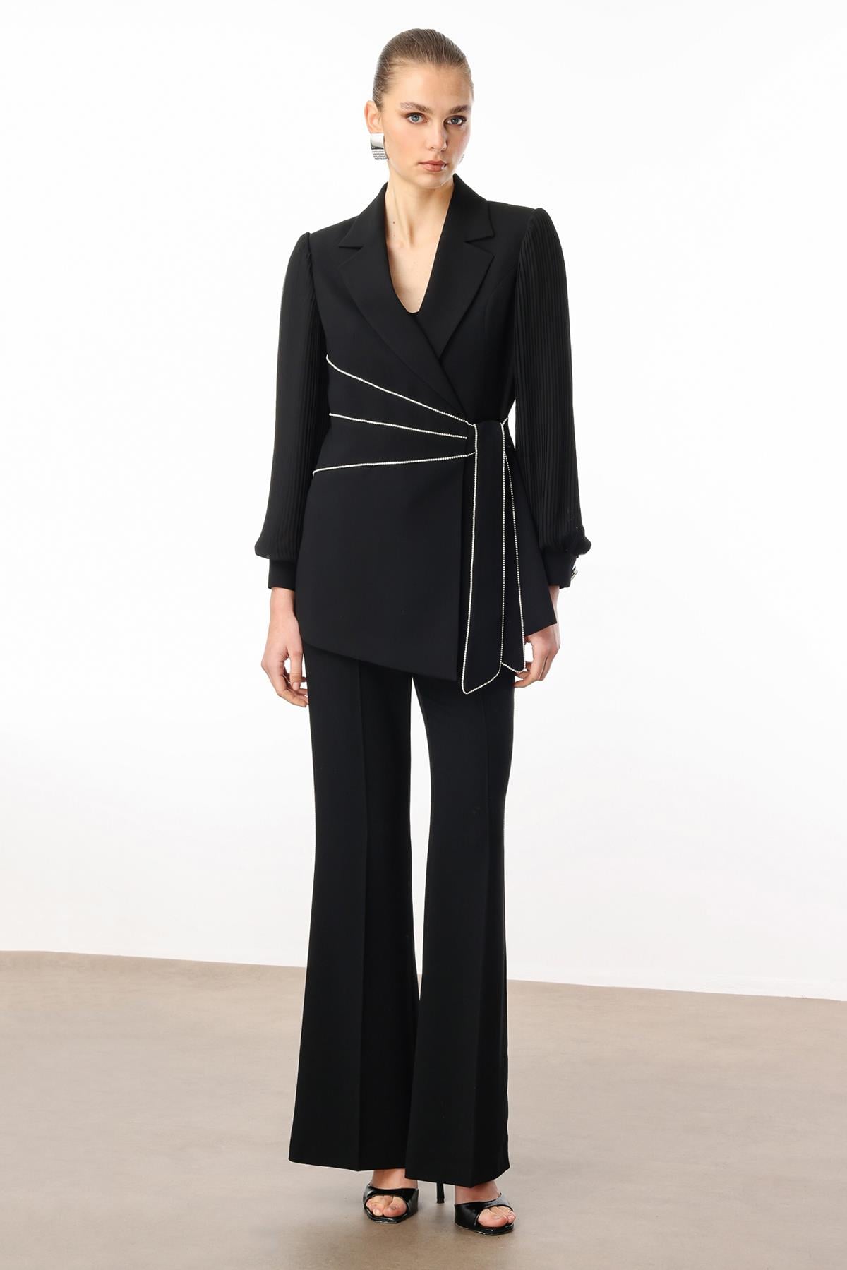 Modailgi  Kolları Piliseli Şerit Aksesuarlı Ceket Siyah