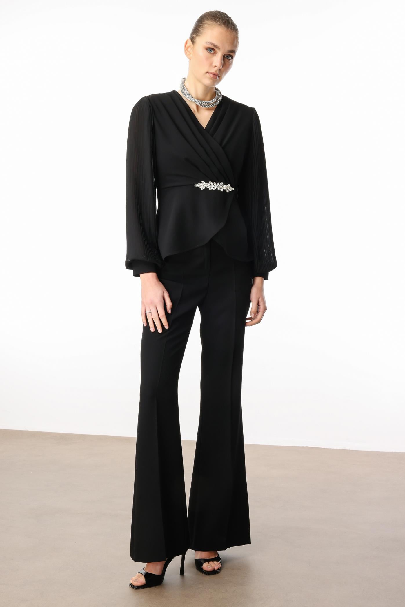 Modailgi  Kolları Pliseli Aksesuarlı Bluz - 40078 Siyah