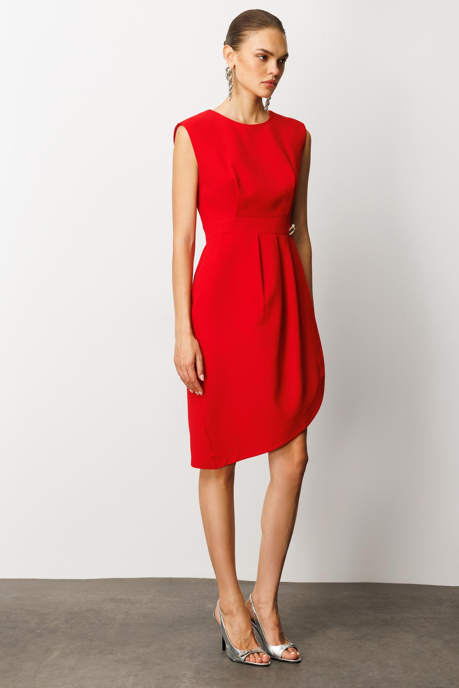 Modailgi  Kolsuz Pile ve Anvelop Detaylı Asimetrik Kesim Metal Aksesuarlı Kısa Elbise Kırmızı