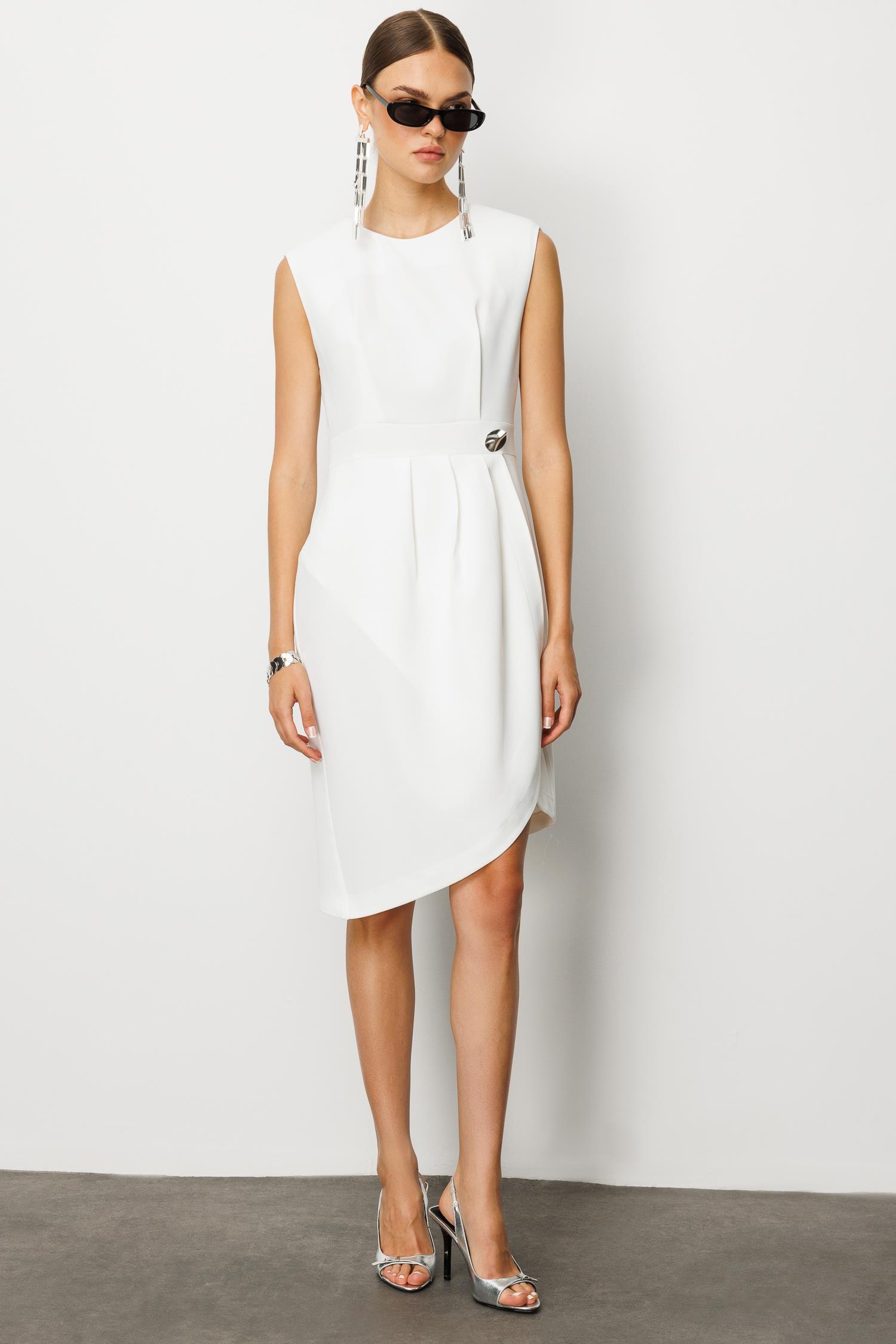 Modailgi  Kolsuz Pile ve Anvelop Detaylı Asimetrik Kesim Metal Aksesuarlı Kısa Elbise Ekru