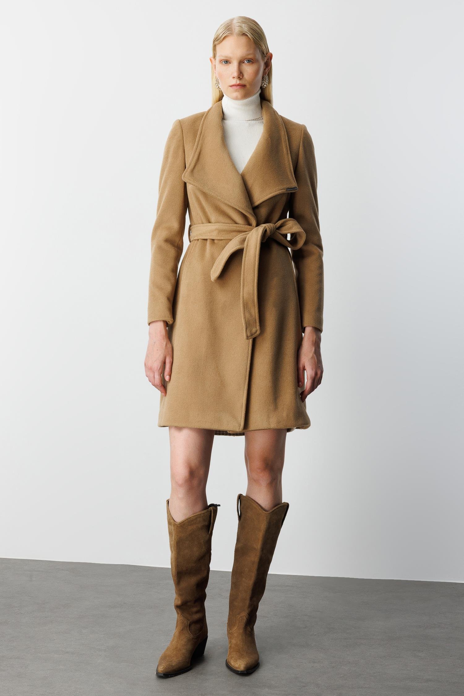 Modailgi  Kruvaze Kapamalı Yandan Kuşaklı Devrik Yaka Kaban Camel