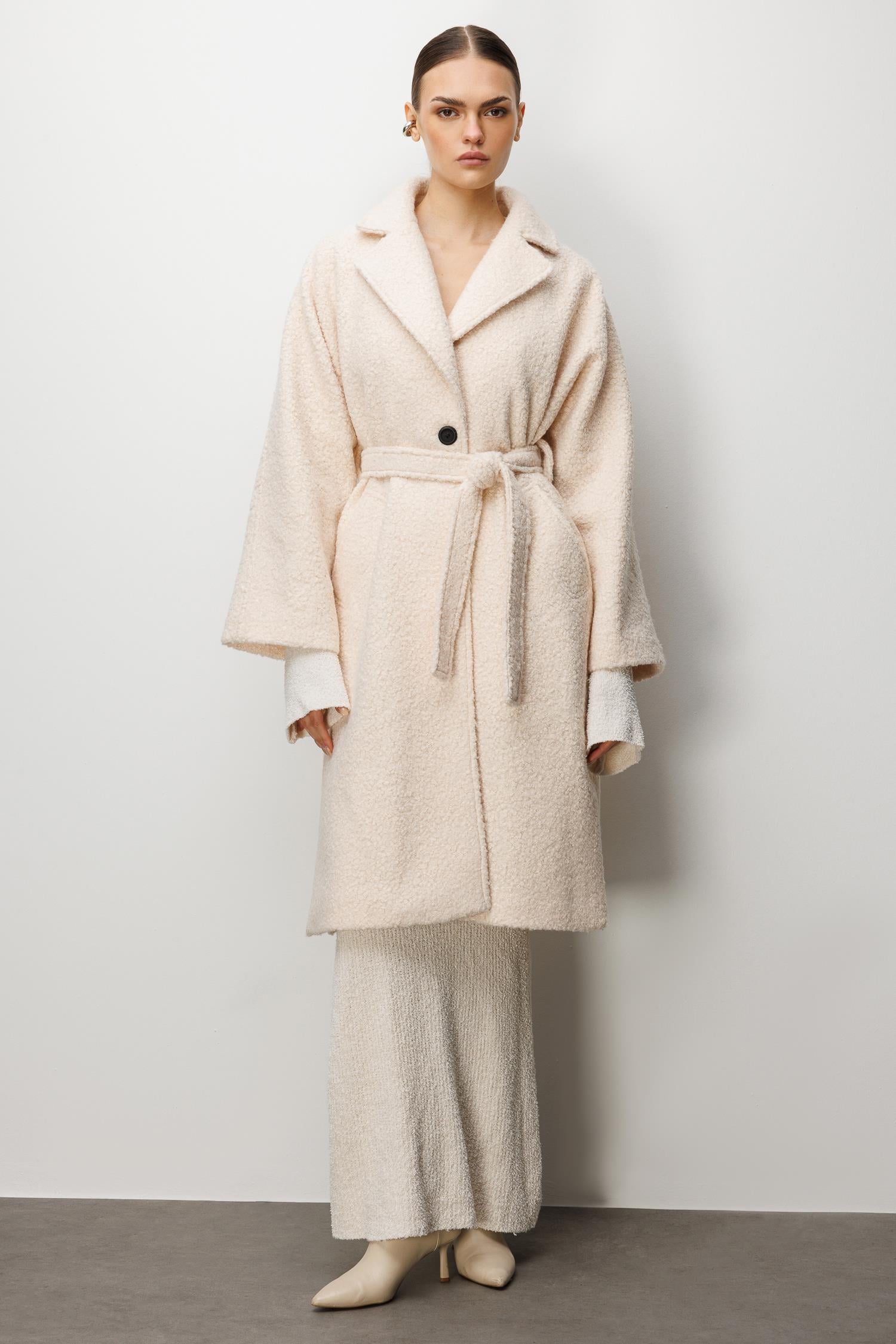 Modailgi  Kuşaklı Tek Düğmeli Buklet Kaban Bej