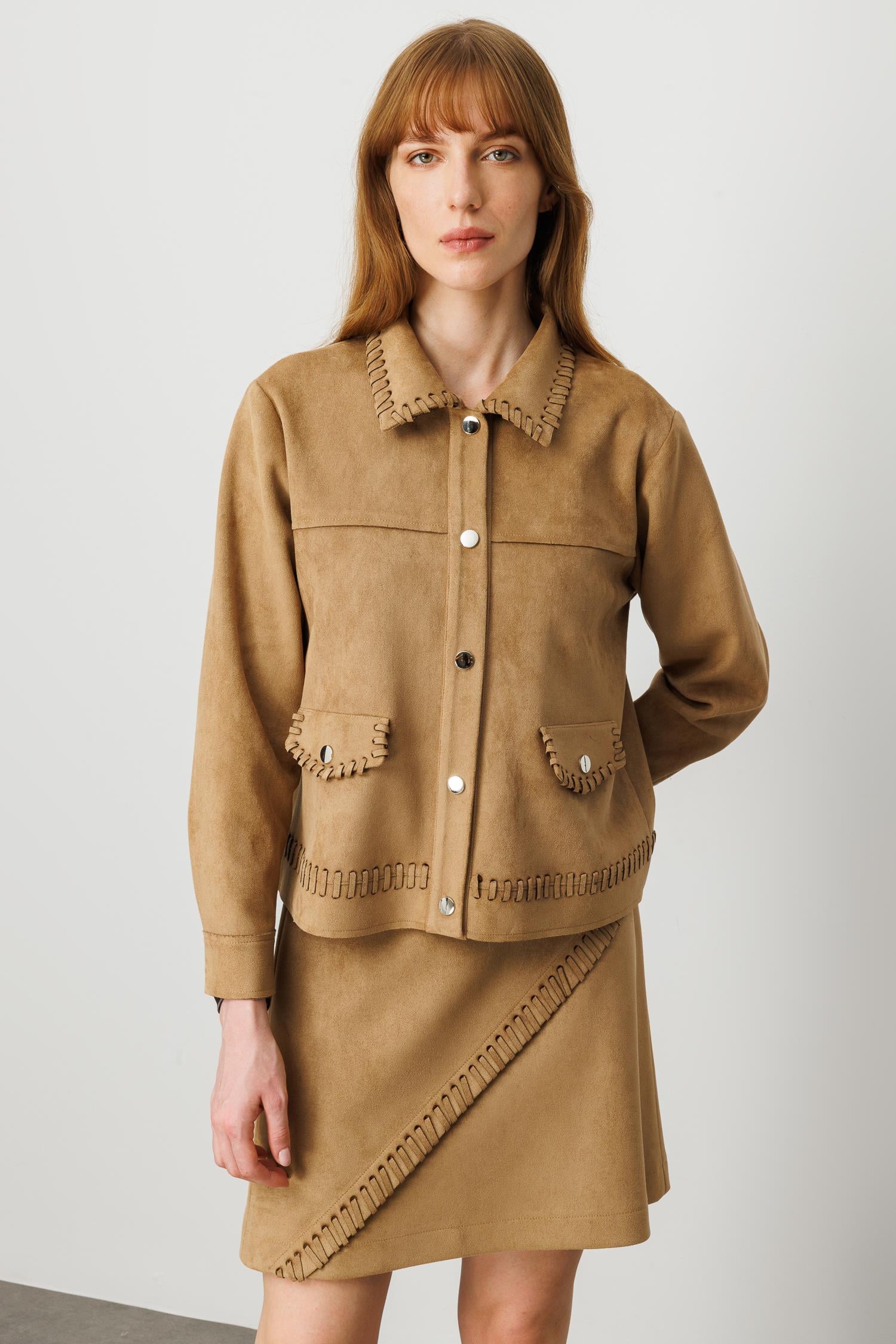 Modailgi  Lazer Kesim Şerit Detaylı Robalı Kısa Süet Mont Vizon