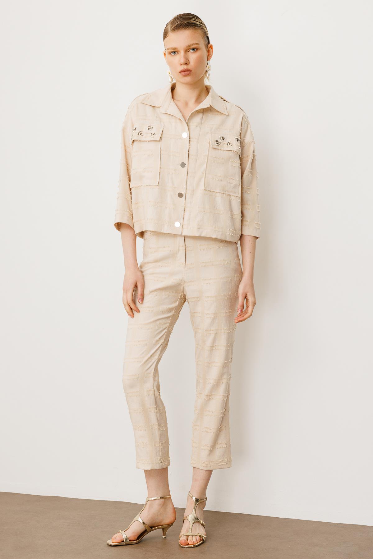 Modailgi  Metal Aksesuar ve İnci Detaylı Düşük Omuzlu Kısa Astarsız Ceket Taş