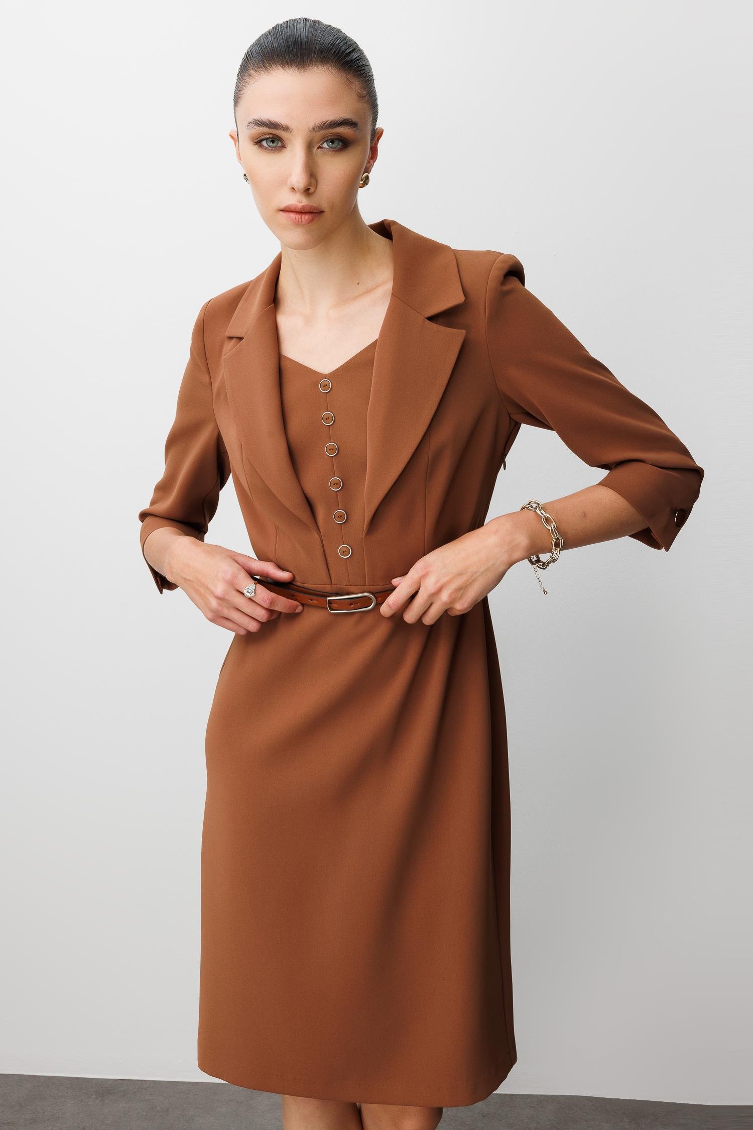 Modailgi  Mono Yaka Beli Kesik Ve Kemer Aksesuarlı Truvakar Kol Elbise Tarçın