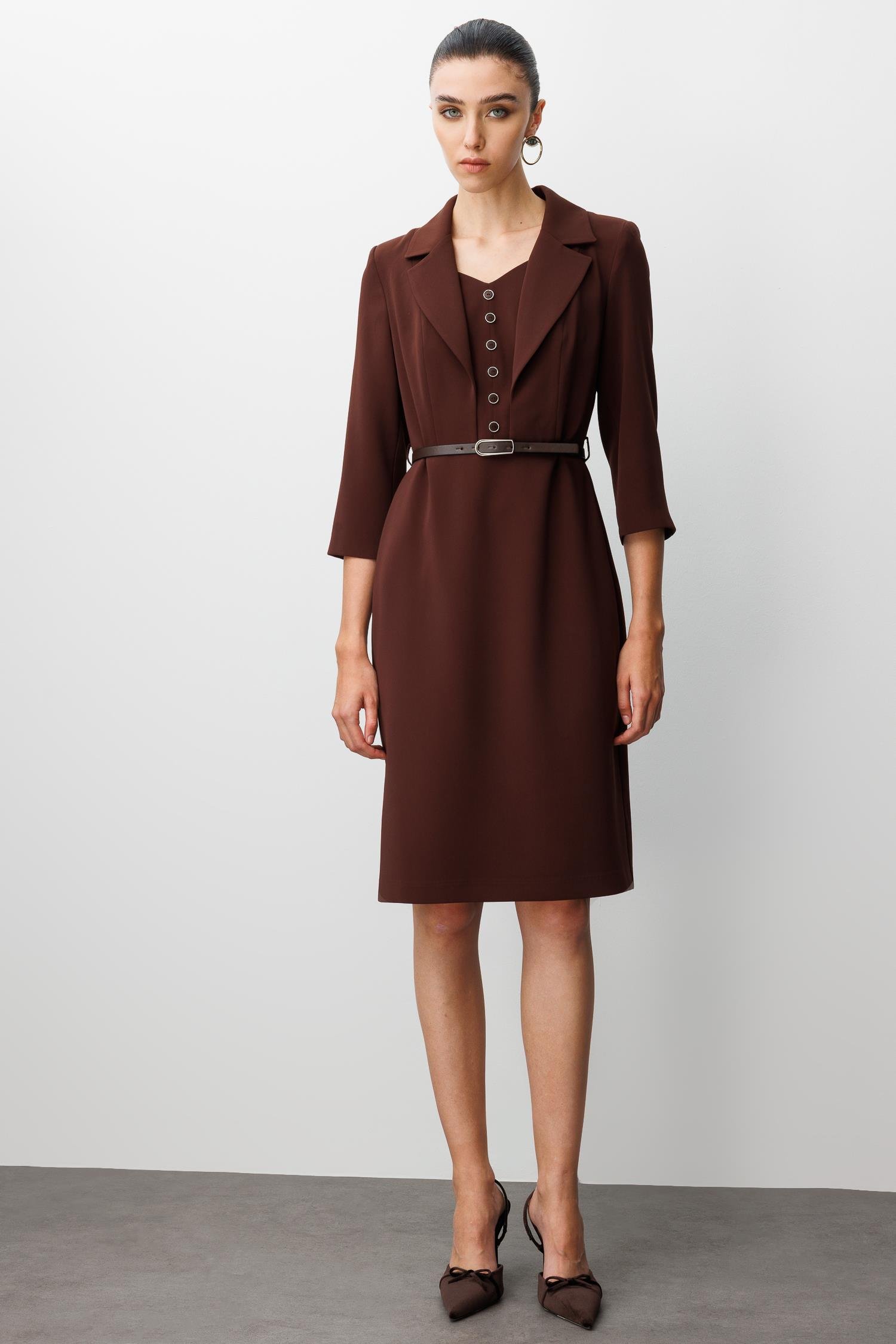 Modailgi  Mono Yaka Beli Kesik Ve Kemer Aksesuarlı Truvakar Kol Elbise Kahve