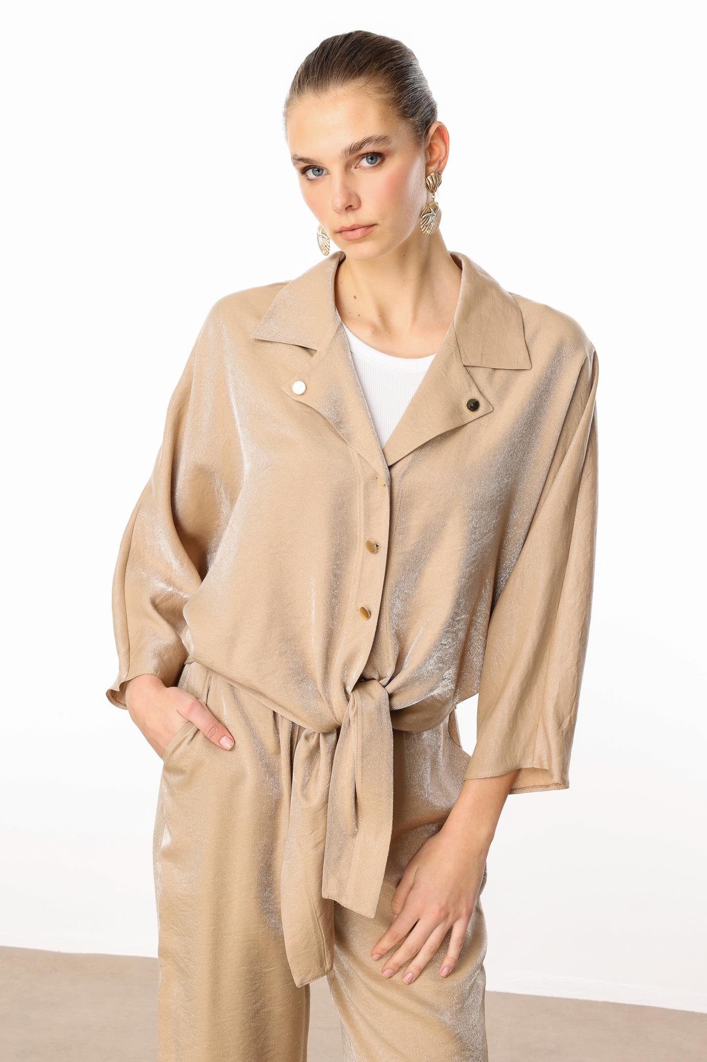 Modailgi  Mono Yaka Yarasa Kol Önden Bağlama Detaylı Kısa Gömlek Camel