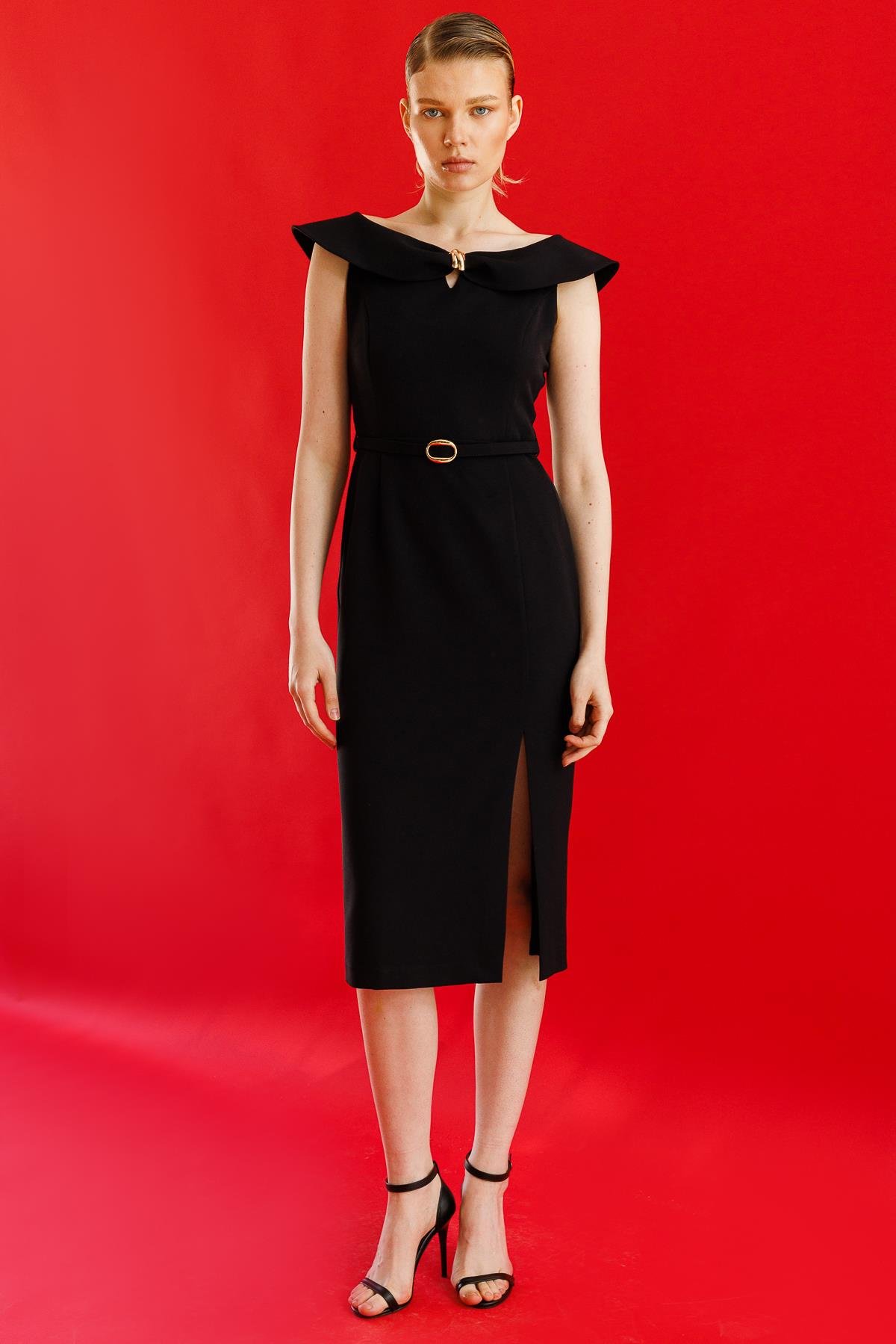 Modailgi  Omuzları Açık Kelebek Yaka Metal Aksesuar ve Kemer Detaylı Önden Yırtmaçlı Elbise Siyah