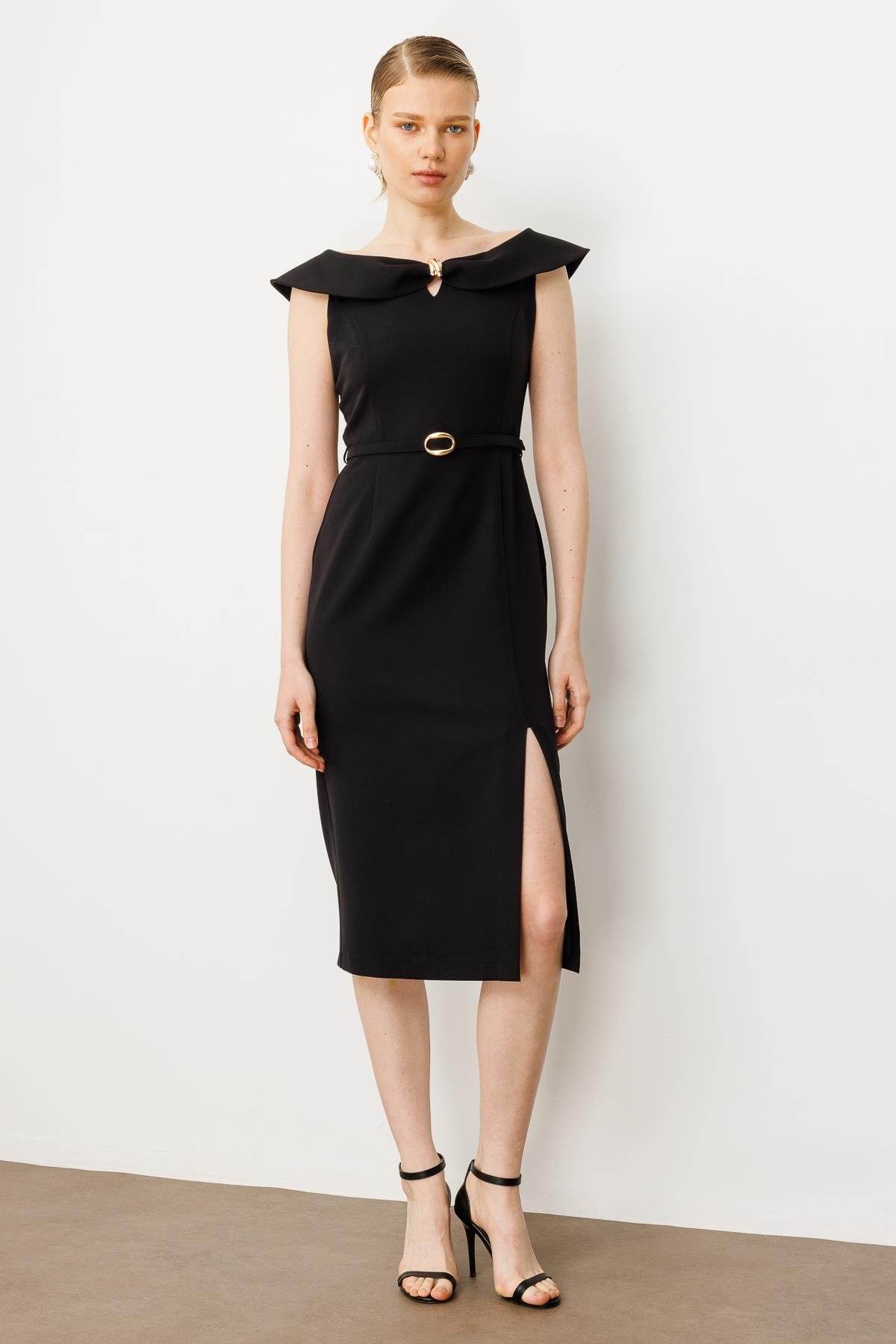 Modailgi  Omuzları Açık Kelebek Yaka Metal Aksesuar ve Kemer Detaylı Önden Yırtmaçlı Elbise Siyah