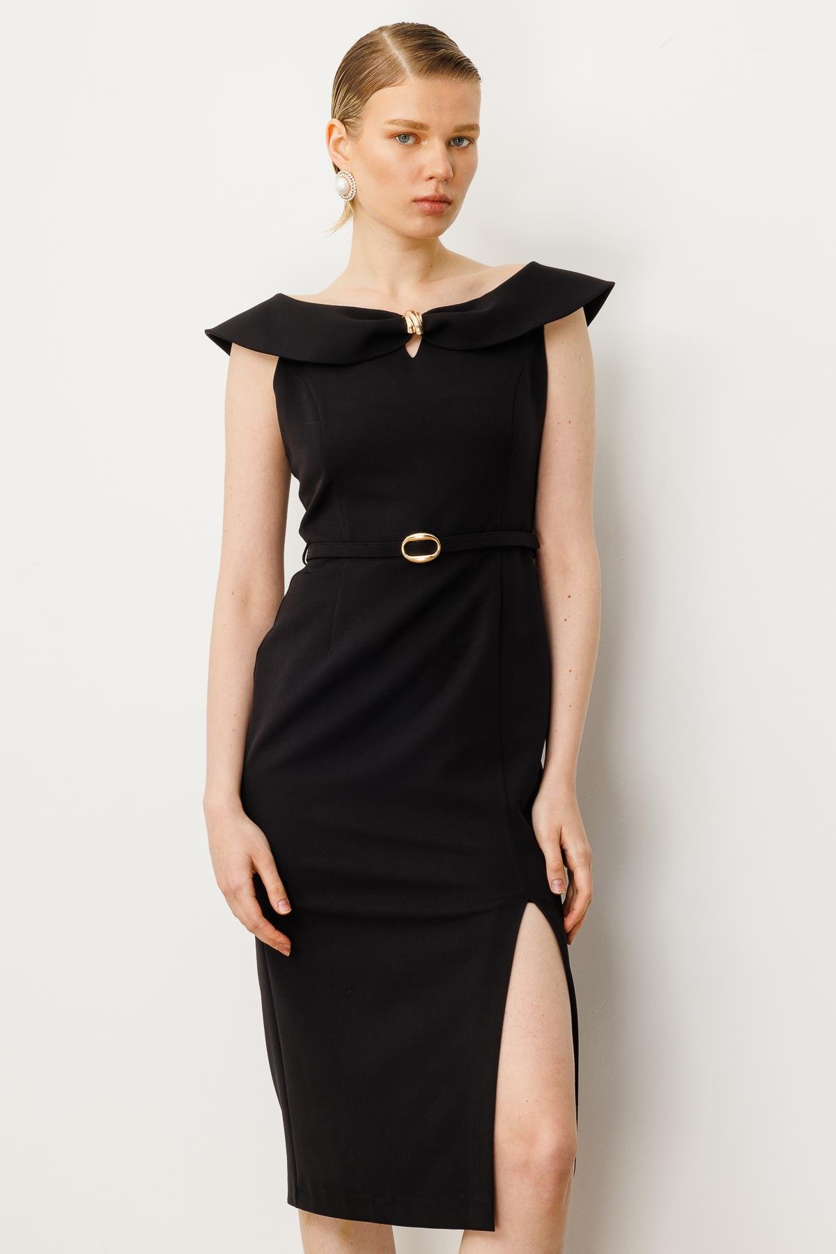 Modailgi  Omuzları Açık Kelebek Yaka Metal Aksesuar ve Kemer Detaylı Önden Yırtmaçlı Elbise Siyah