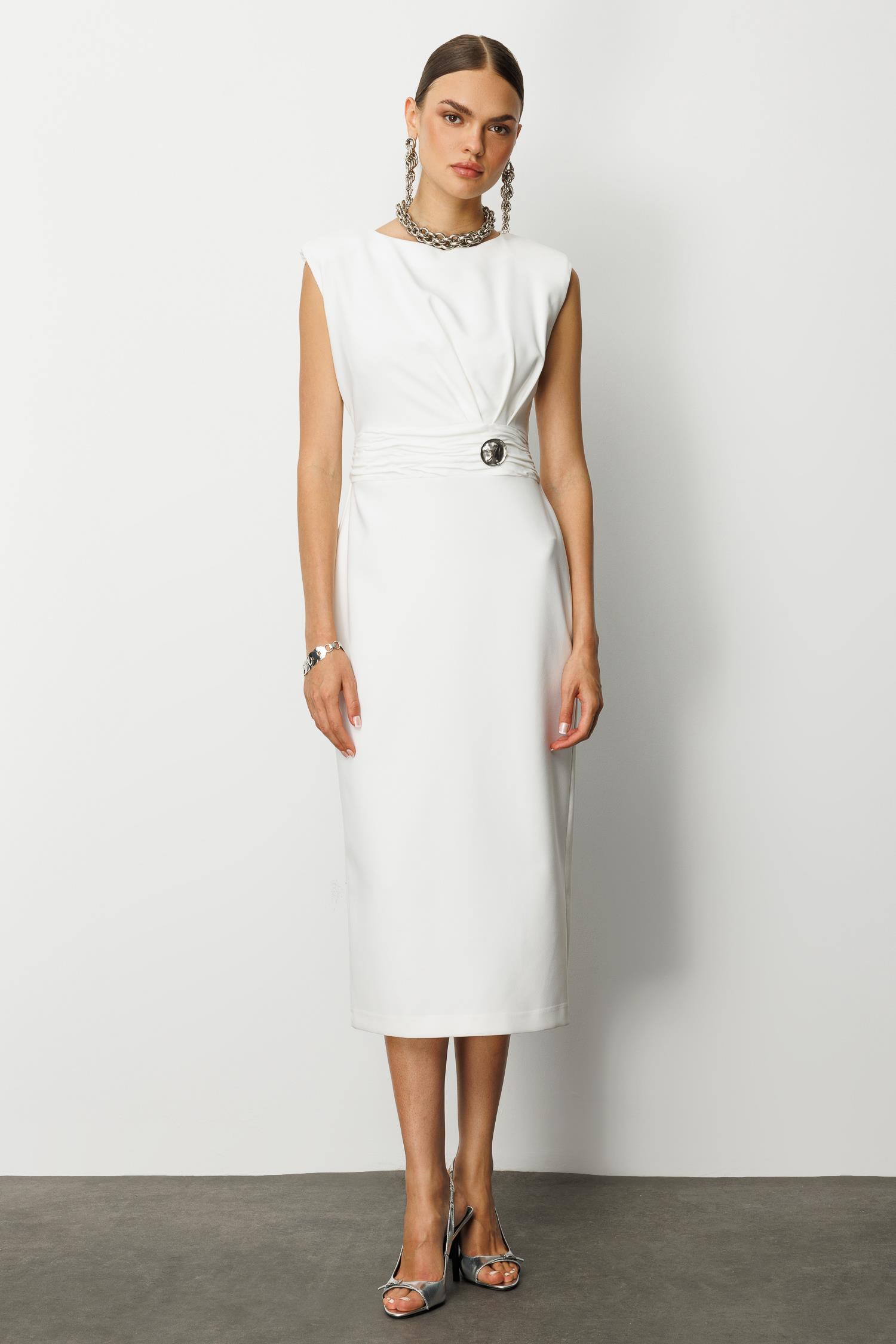 Modailgi  Omuzları Apoletli Pile ve Kraş Detaylı Metal Toka Aksesuarlı Midi Boy Elbise Ekru