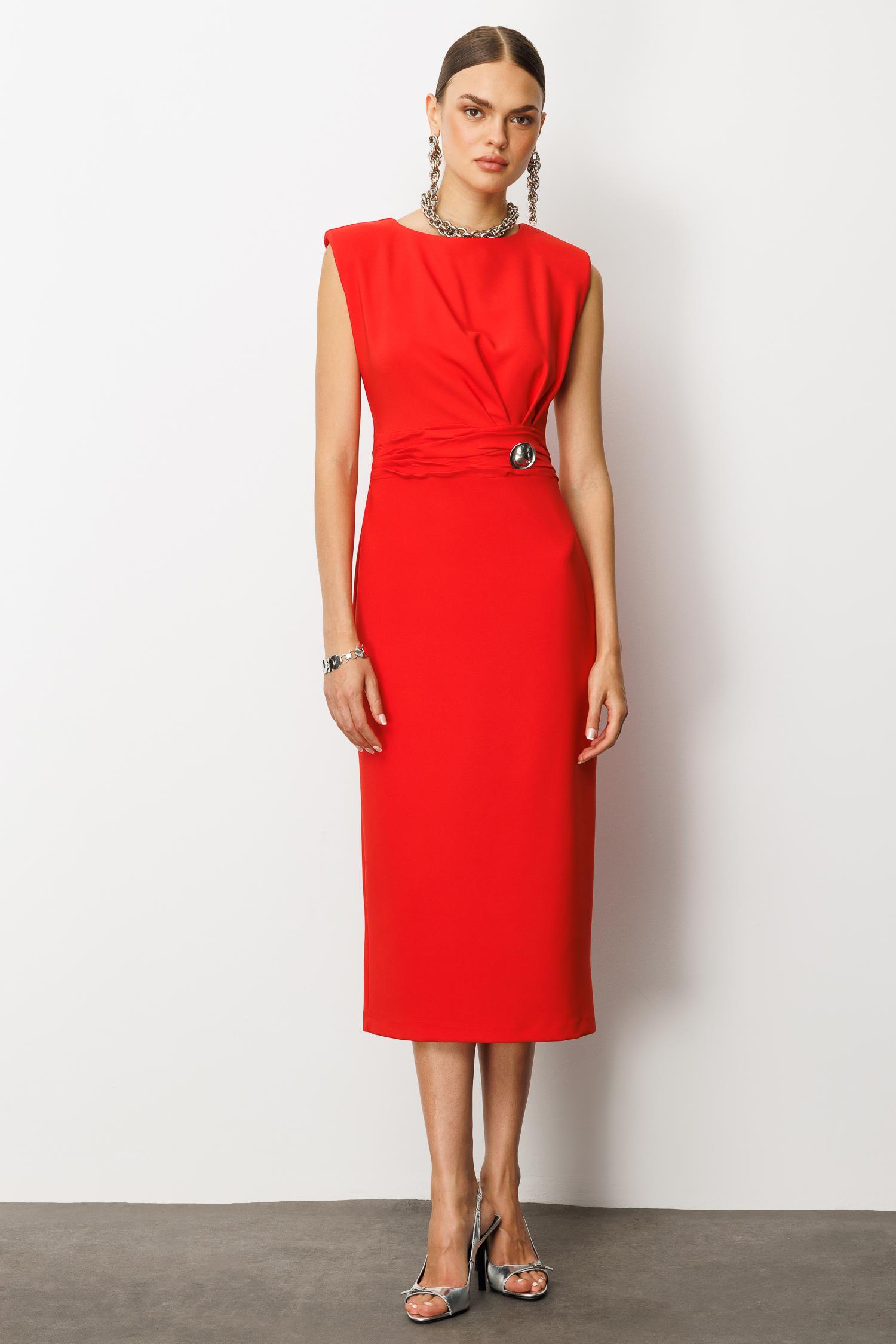 Modailgi  Omuzları Apoletli Pile ve Kraş Detaylı Metal Toka Aksesuarlı Midi Boy Elbise Kırmızı