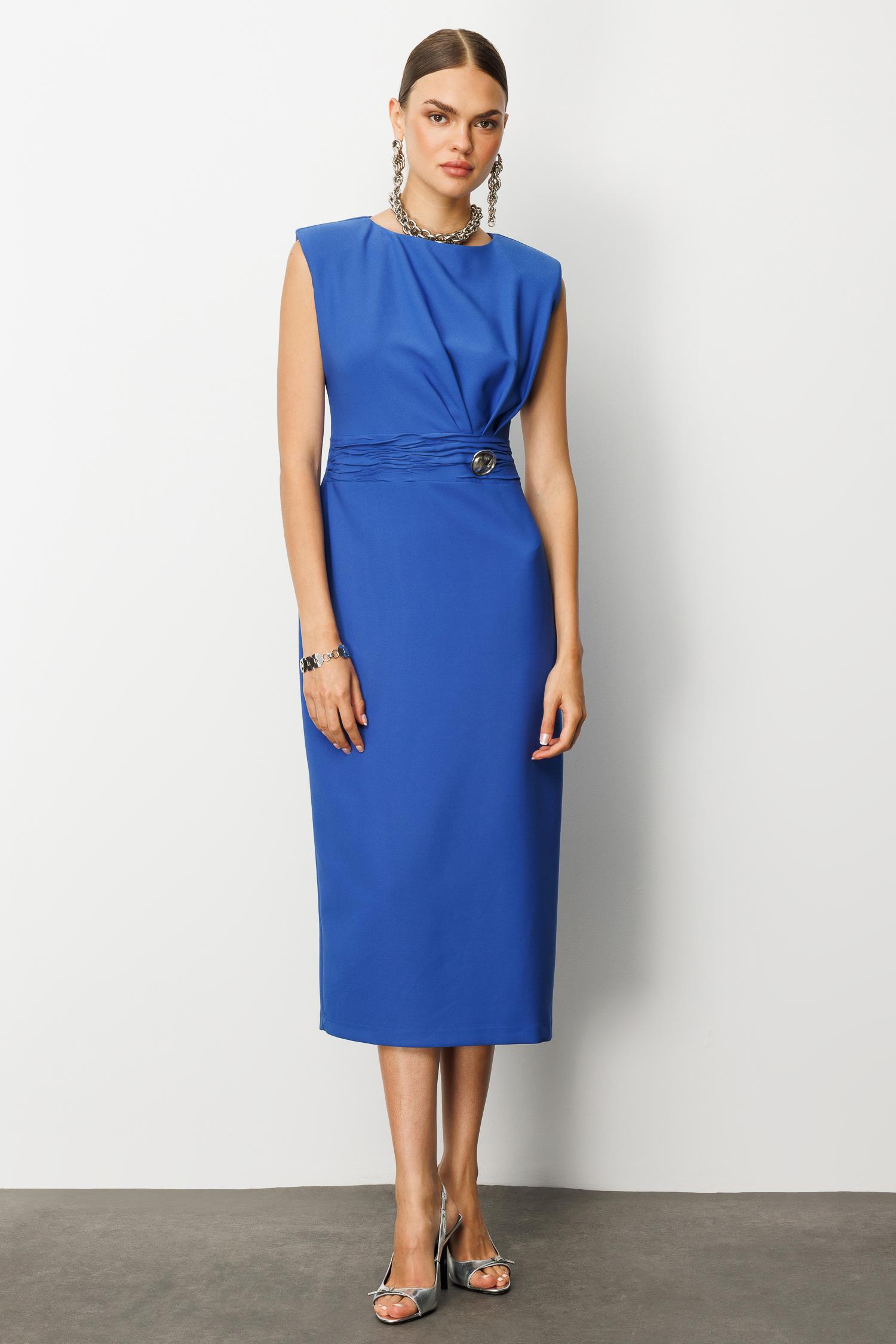 Modailgi  Omuzları Apoletli Pile ve Kraş Detaylı Metal Toka Aksesuarlı Midi Boy Elbise Mavi