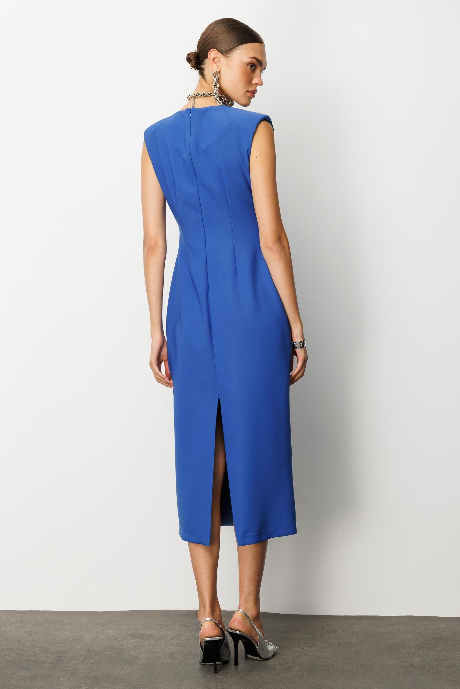 Modailgi  Omuzları Apoletli Pile ve Kraş Detaylı Metal Toka Aksesuarlı Midi Boy Elbise Mavi