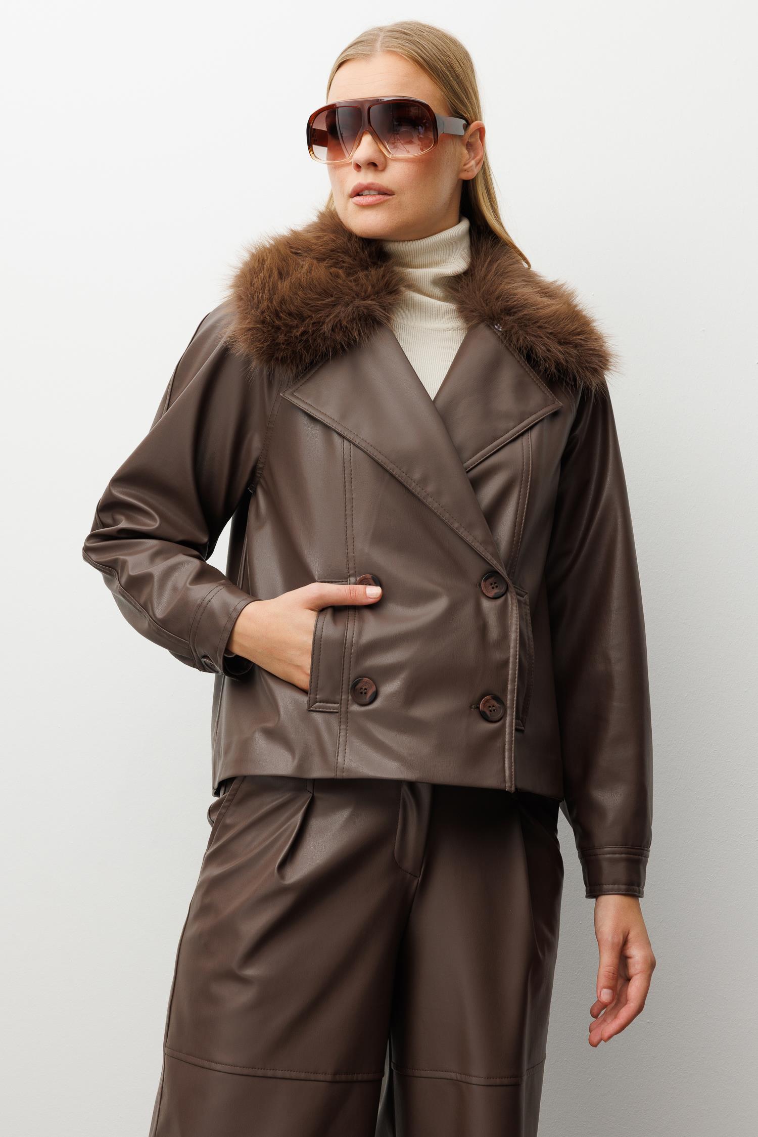 Modailgi  Reglan Kol Kruvaze Kapama Yakası Seyyar Kürk Aksesuarlı Kısa Deri Ceket Kahve