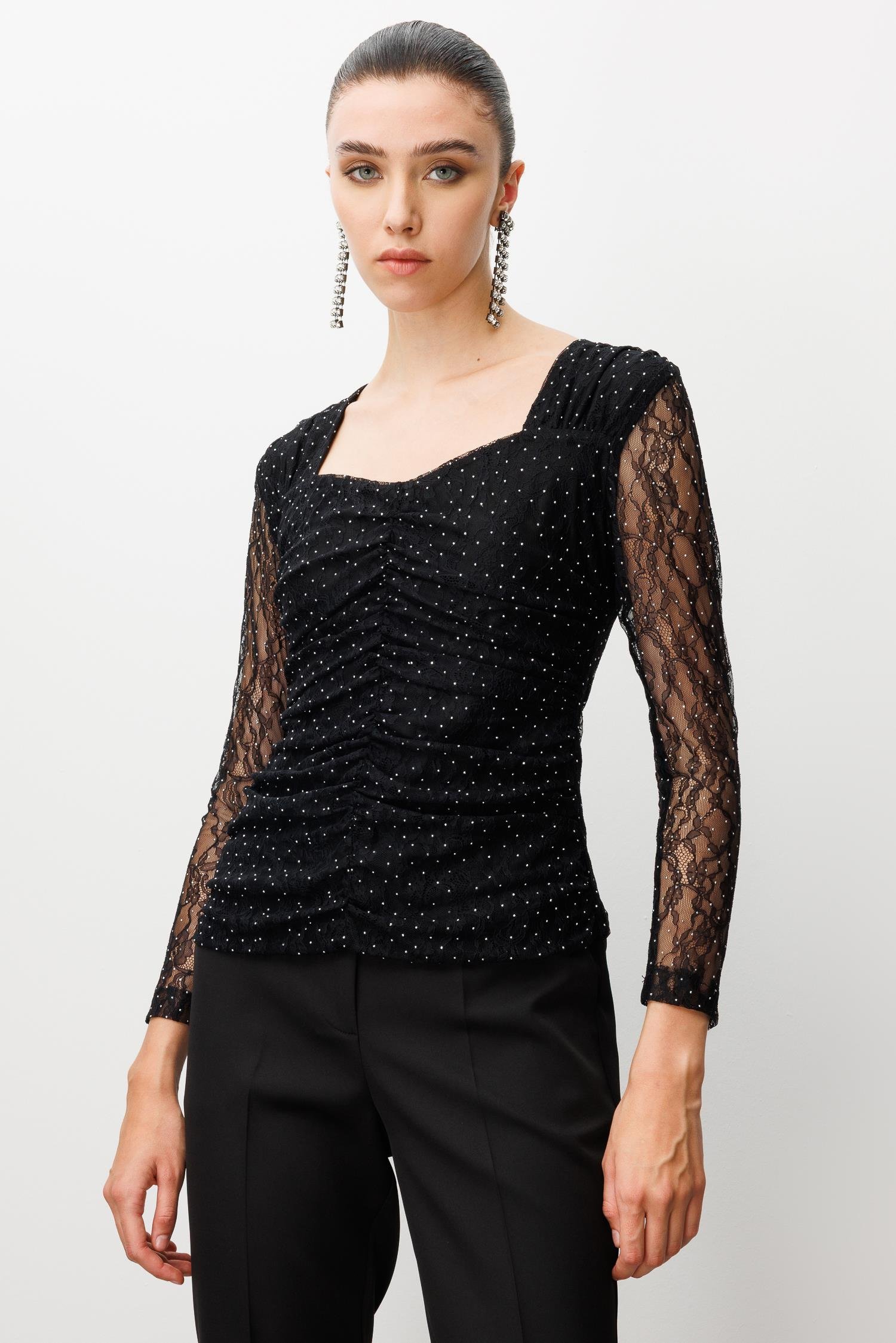 Modailgi  Robalı Önü Büzgü Detaylı Taşlı Dantel Bluz Siyah