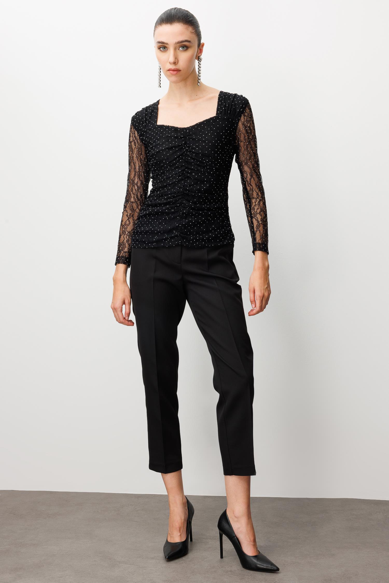 Modailgi  Robalı Önü Büzgü Detaylı Taşlı Dantel Bluz Siyah