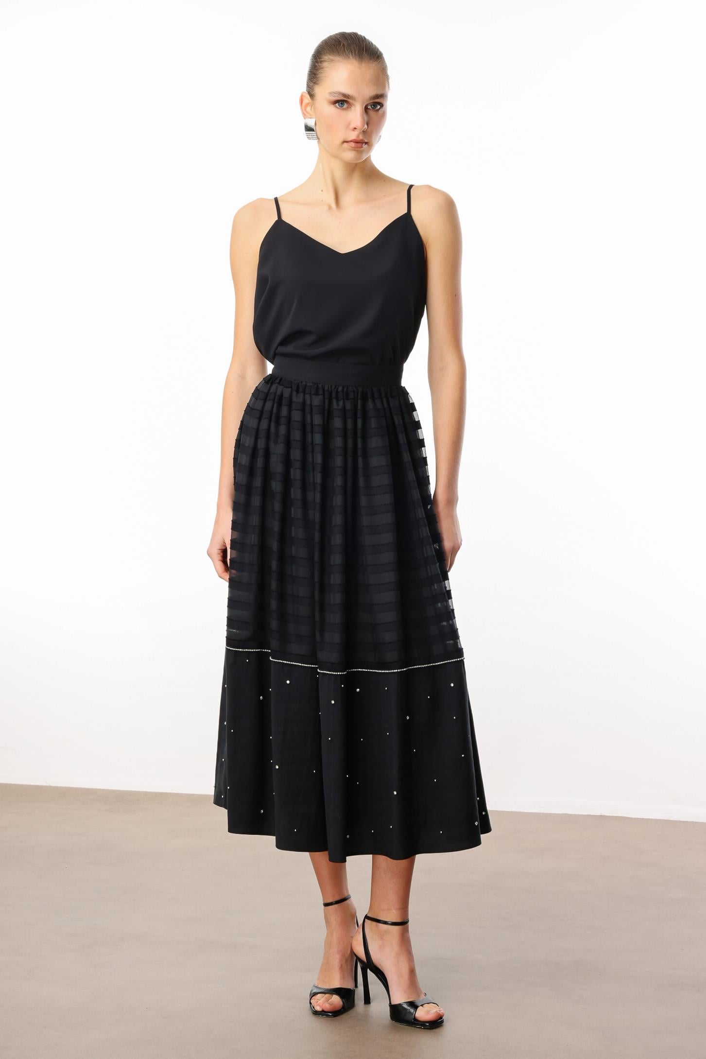 Modailgi  Şerit Aksesuarlı ve İşleme Detaylı Büzgülü Uzun Etek - 10170 Siyah