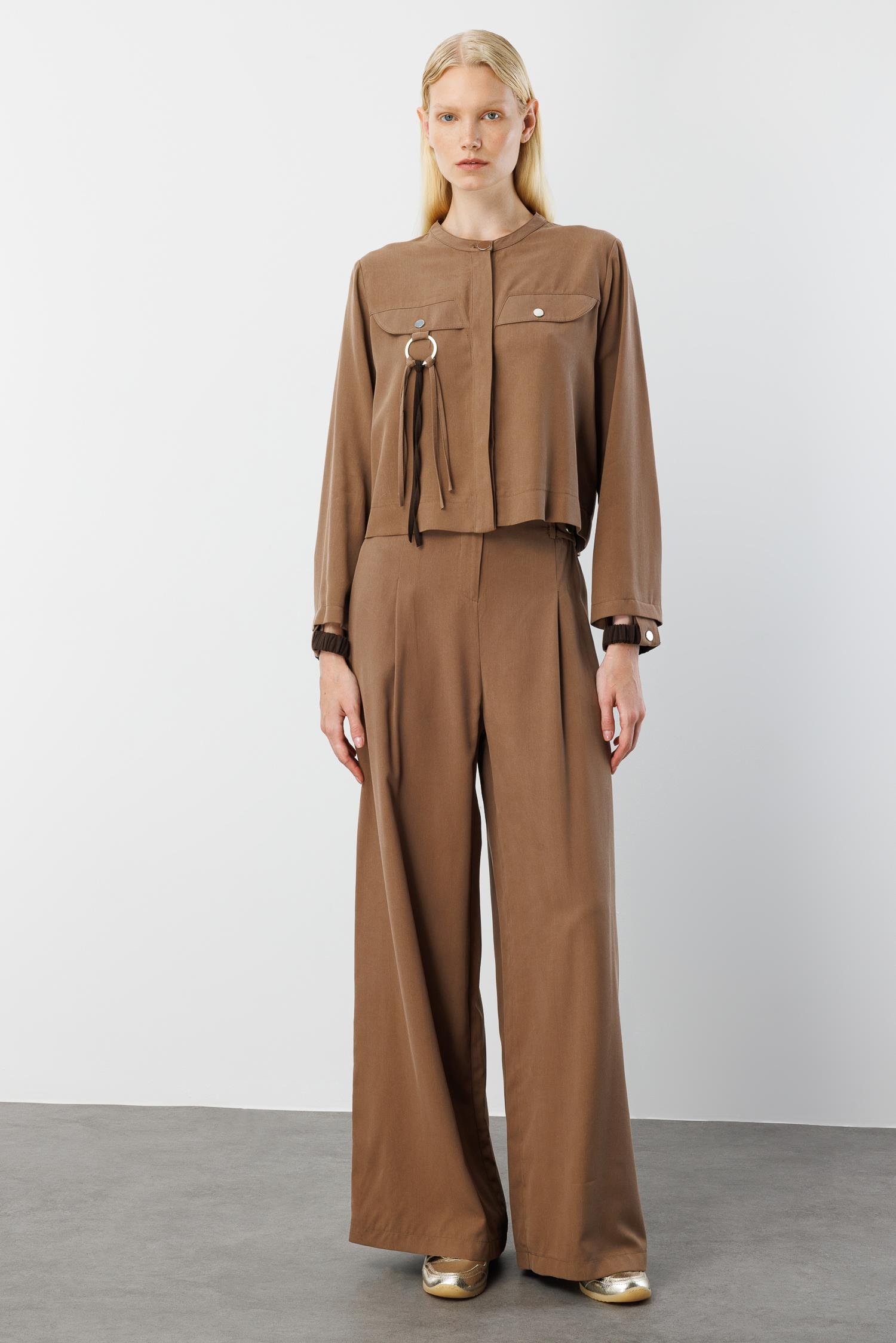 Modailgi  Sıfır Yaka Lastik Manşetli Cebi Metal Aksesuar ve Biye Detaylı Gömlek - 40043 Vizon