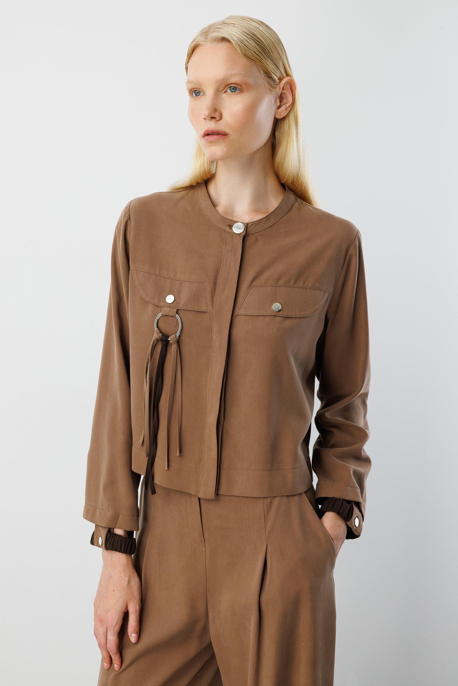 Modailgi  Sıfır Yaka Lastik Manşetli Cebi Metal Aksesuar ve Biye Detaylı Gömlek - 40043 Vizon