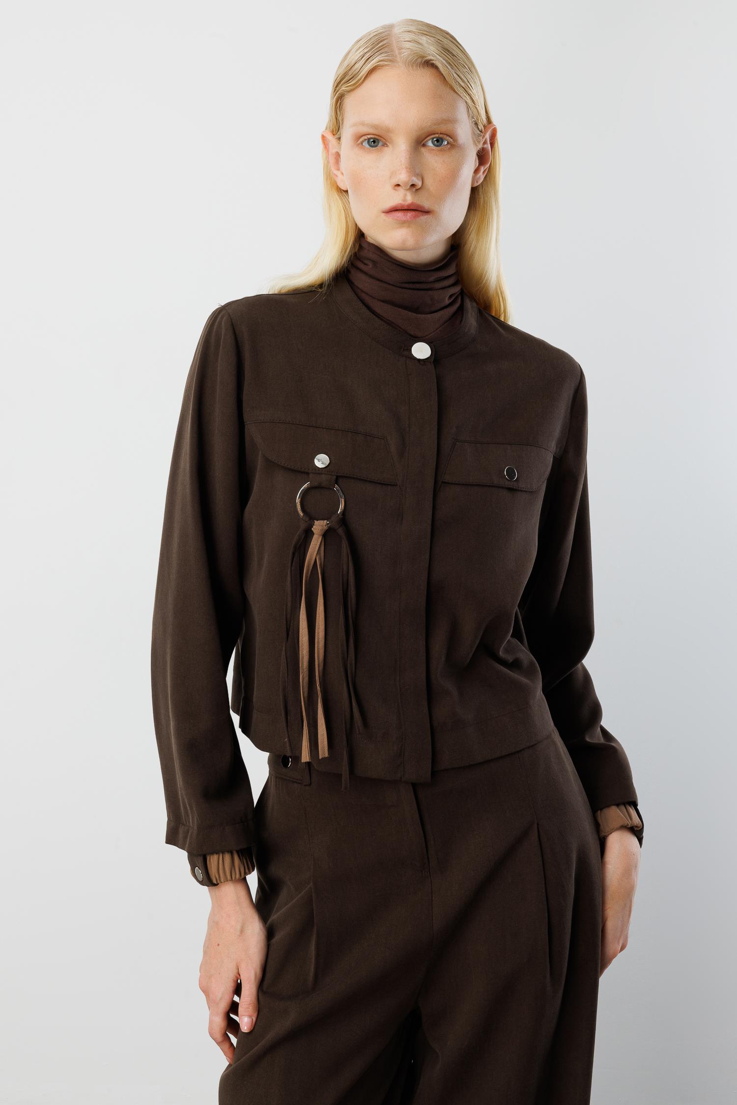 Modailgi  Sıfır Yaka Lastik Manşetli Cebi Metal Aksesuar ve Biye Detaylı Gömlek - 40043 Kahve