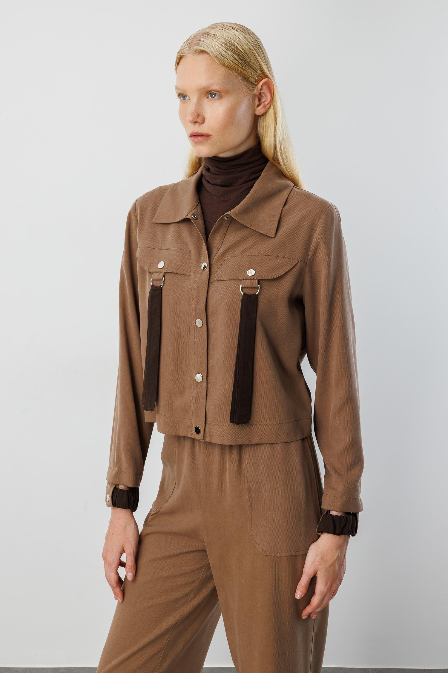 Modailgi  Şömziye Yaka Cep Kapakların Metal Toka ve Kuşak Detaylı Tunik - 40042 Vizon