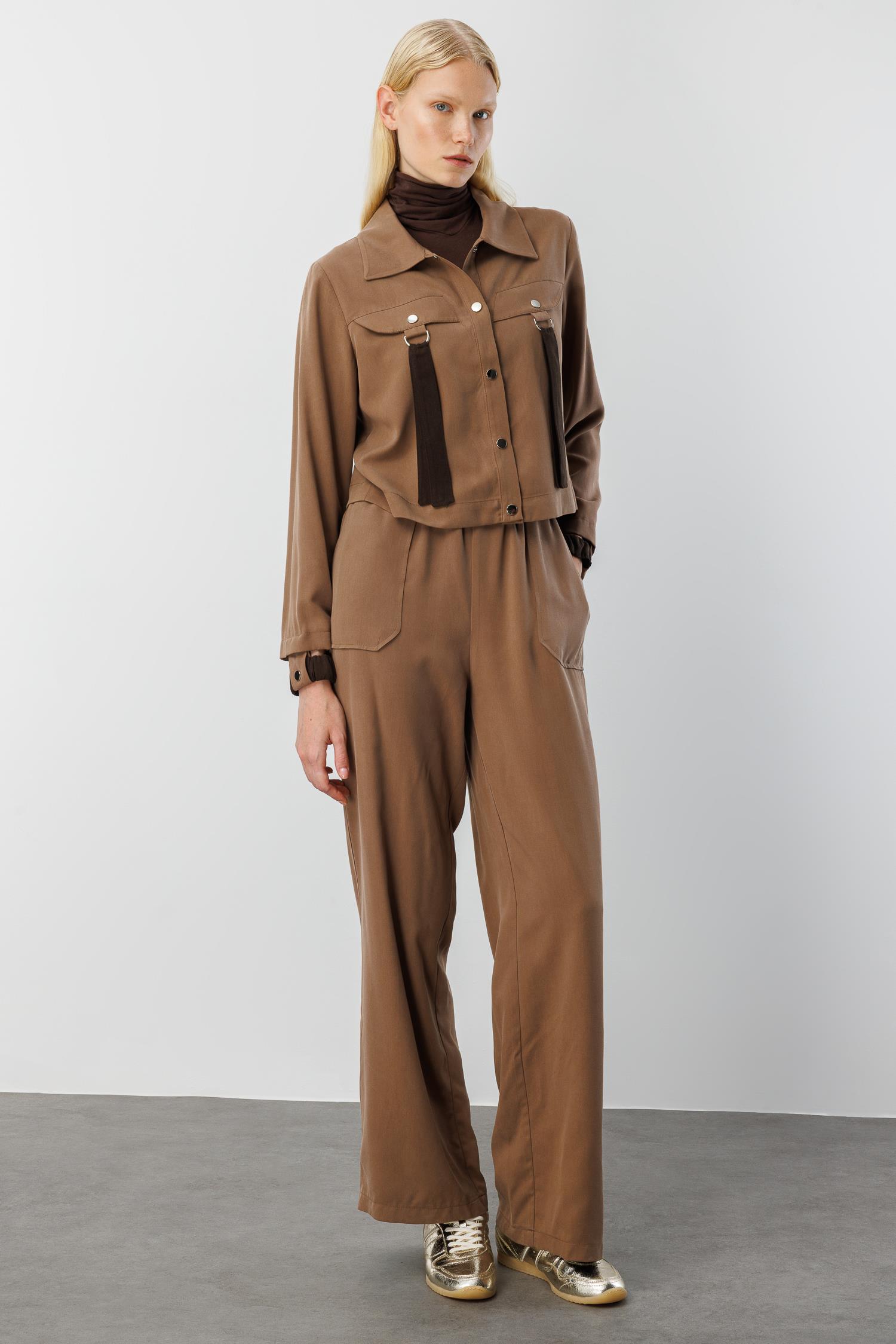 Modailgi  Şömziye Yaka Cep Kapakların Metal Toka ve Kuşak Detaylı Tunik - 40042 Vizon