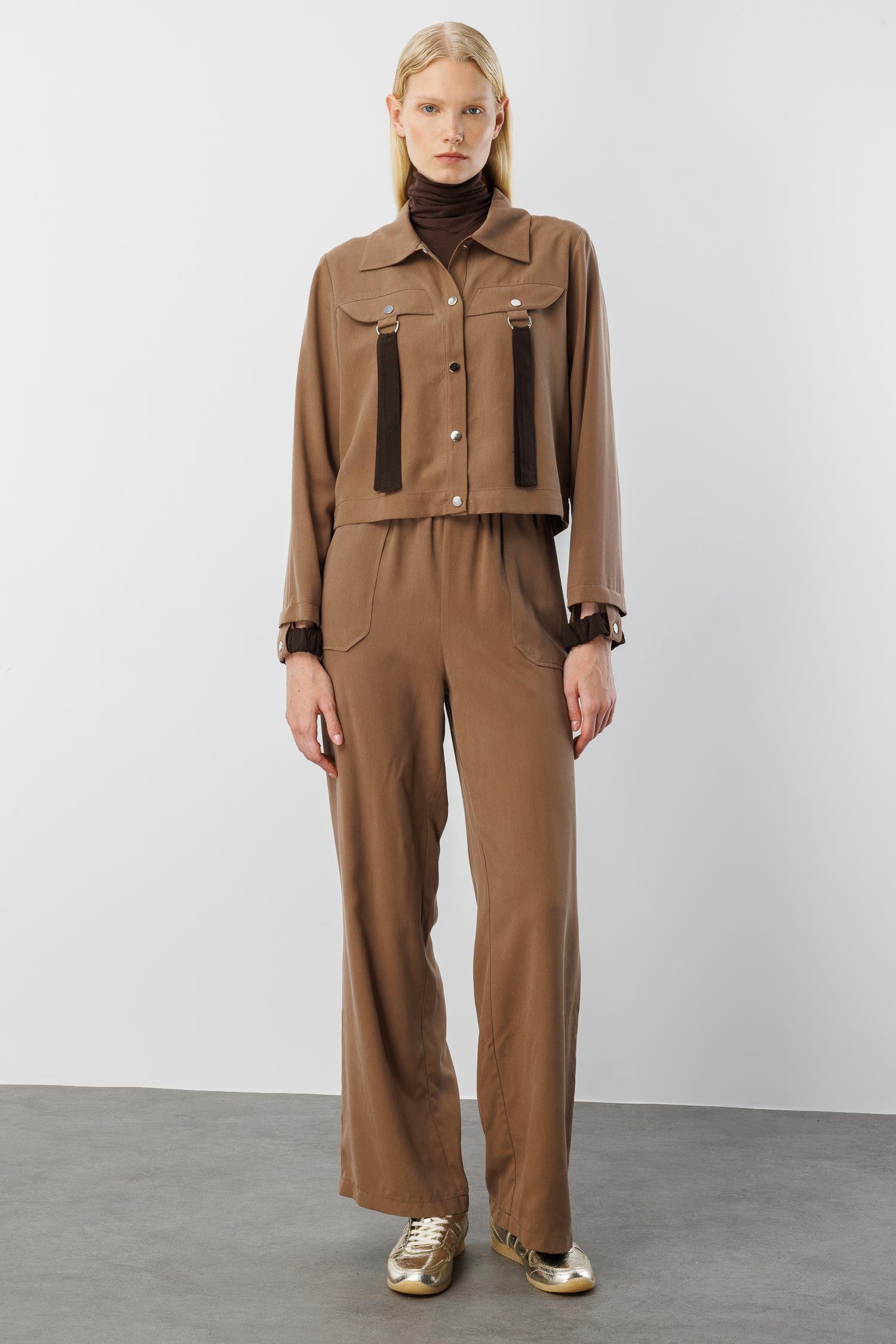 Modailgi  Şömziye Yaka Cep Kapakların Metal Toka ve Kuşak Detaylı Tunik - 40042 Vizon