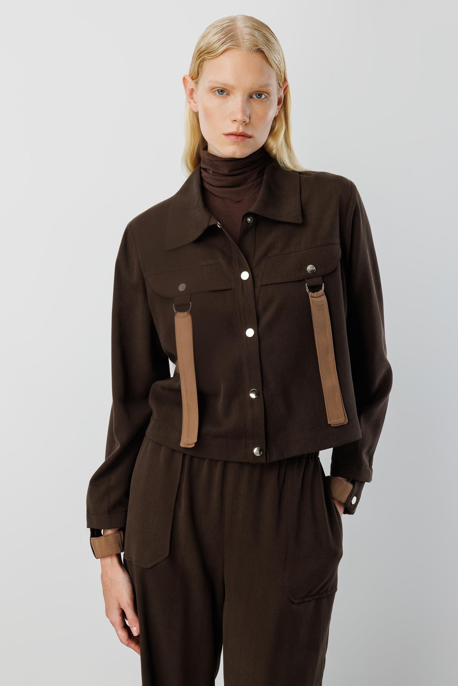 Modailgi  Şömziye Yaka Cep Kapakların Metal Toka ve Kuşak Detaylı Tunik - 40042 Kahve