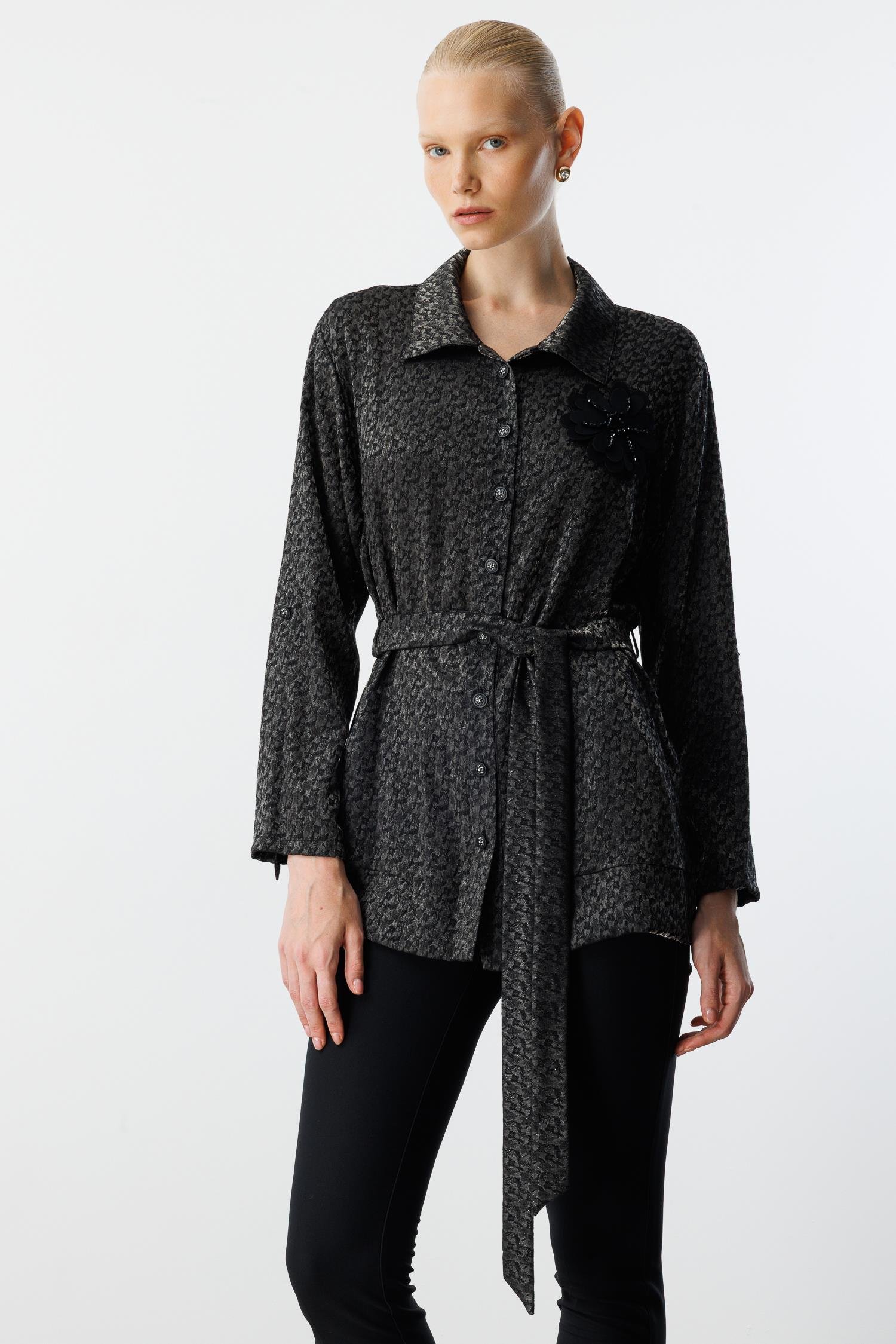 Modailgi  Şömziye Yaka Düşük Omuz Apolet ve Kuşak Detaylı Yakası Aksesuarlı Jakar Tunik Siyah