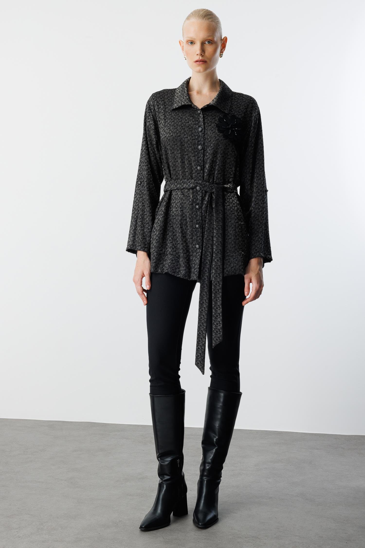 Modailgi  Şömziye Yaka Düşük Omuz Apolet ve Kuşak Detaylı Yakası Aksesuarlı Jakar Tunik Siyah