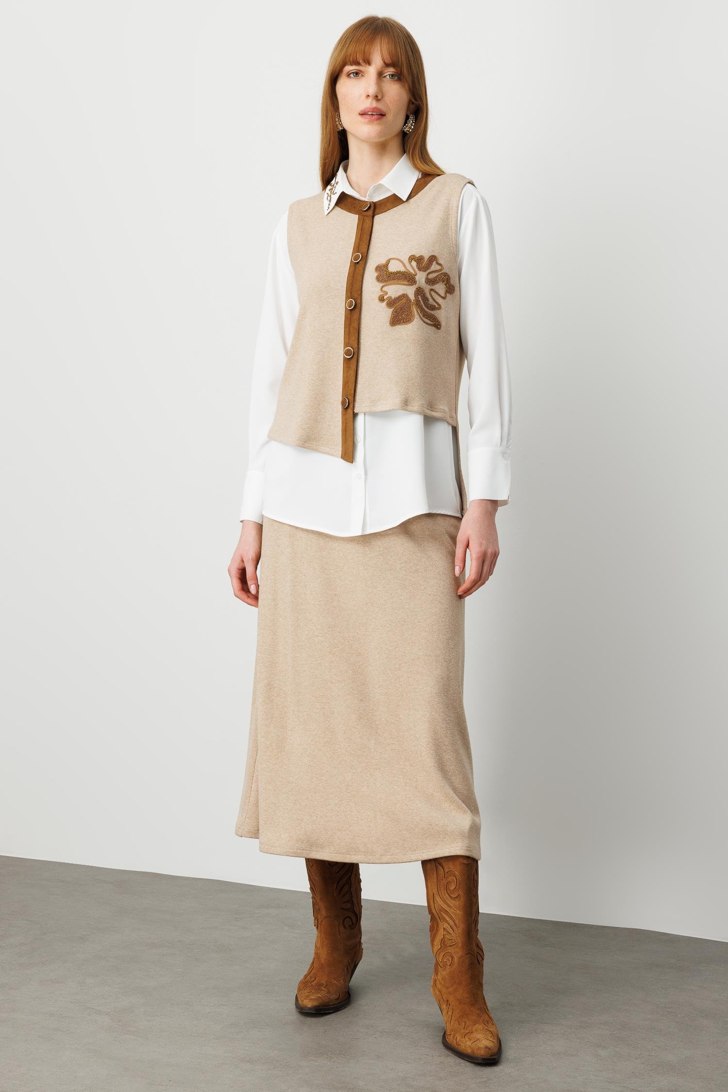 Modailgi  Süet Kumaş Garni Detaylı Nakış Ve İşlemeli Asimetrik Triko Yelek Vizon