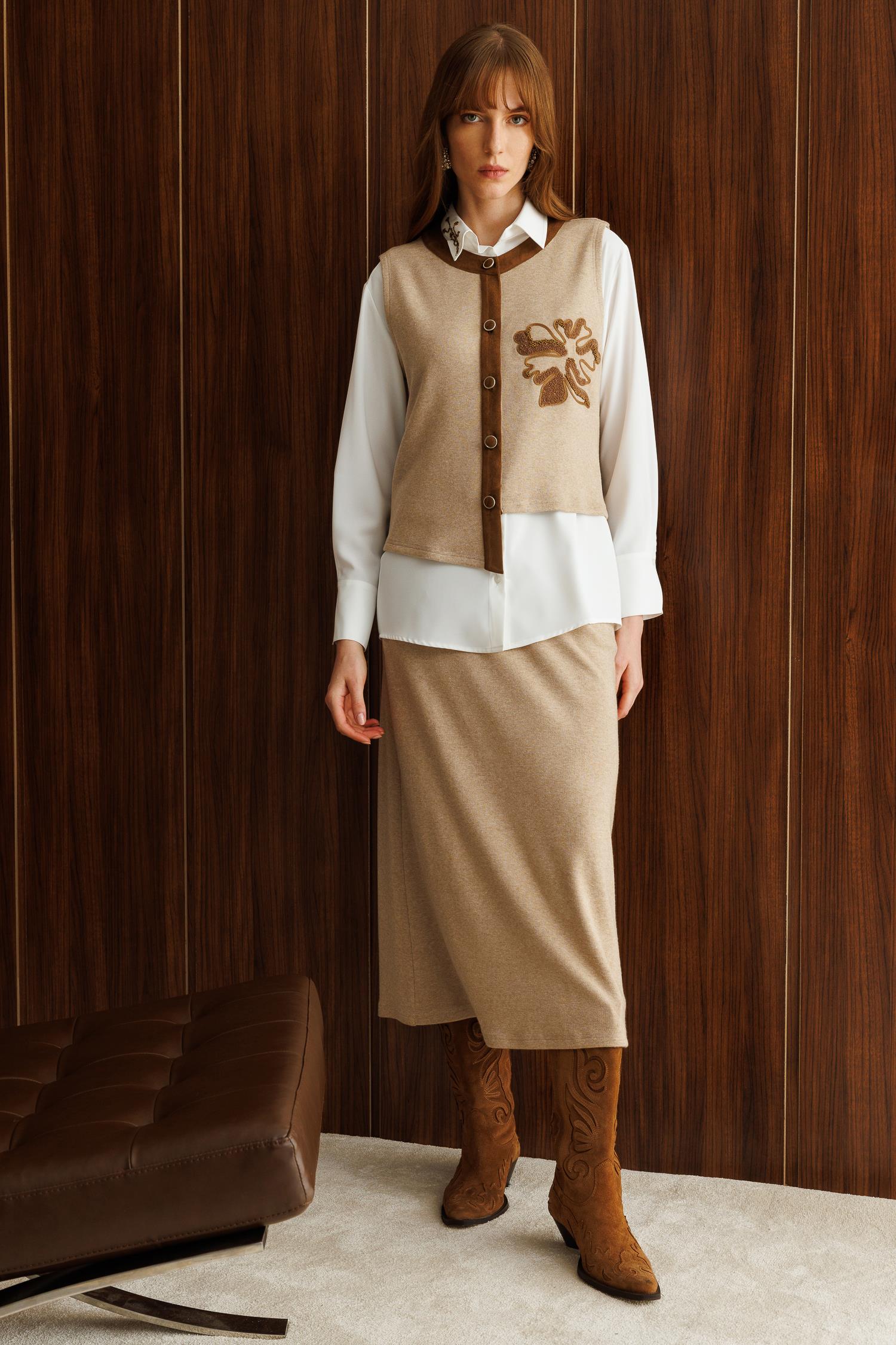 Modailgi  Süet Kumaş Garni Detaylı Nakış Ve İşlemeli Asimetrik Triko Yelek Vizon