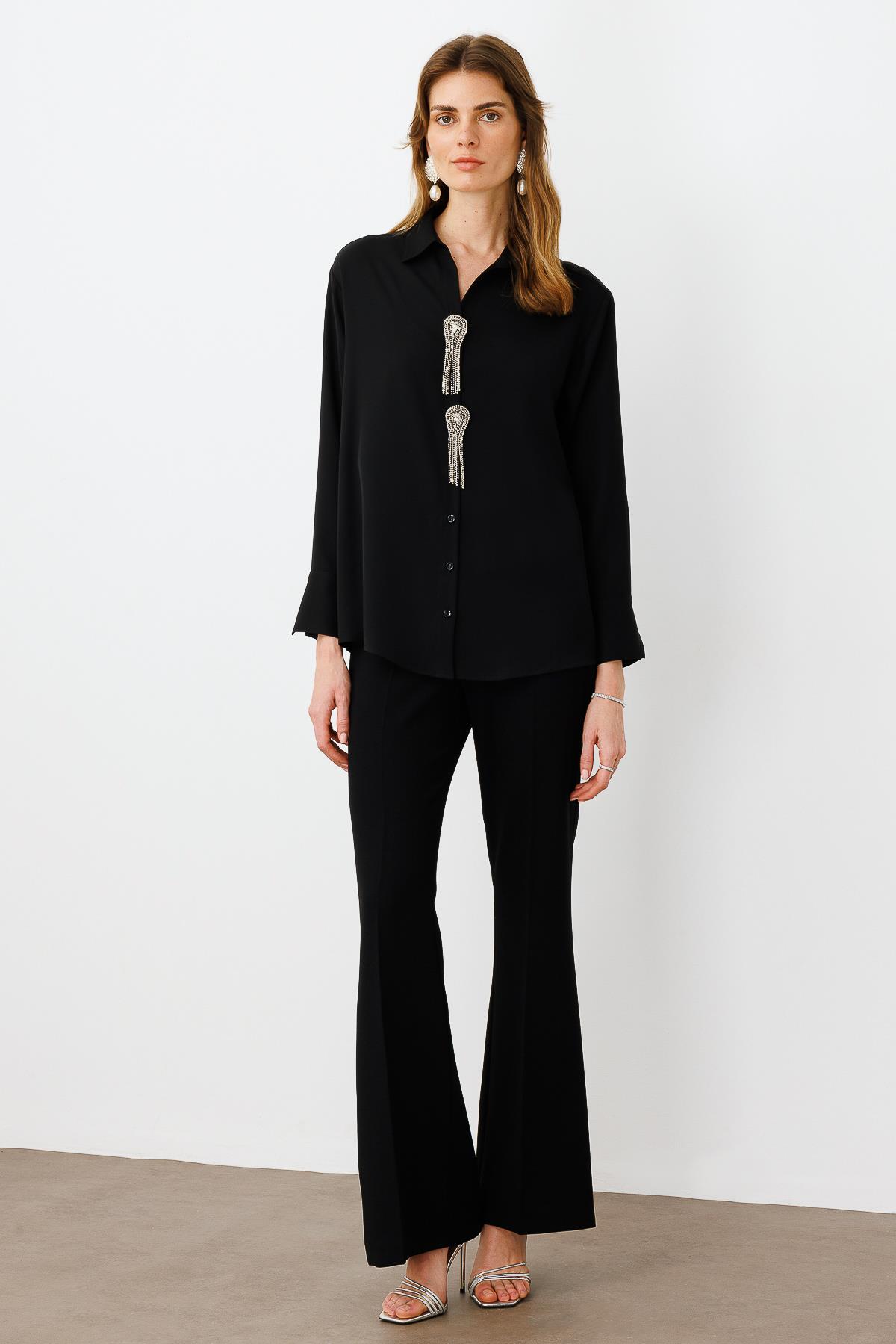 Modailgi  Taşlı Broş Aksesuarlı Rahat Kesim Gömlek Siyah