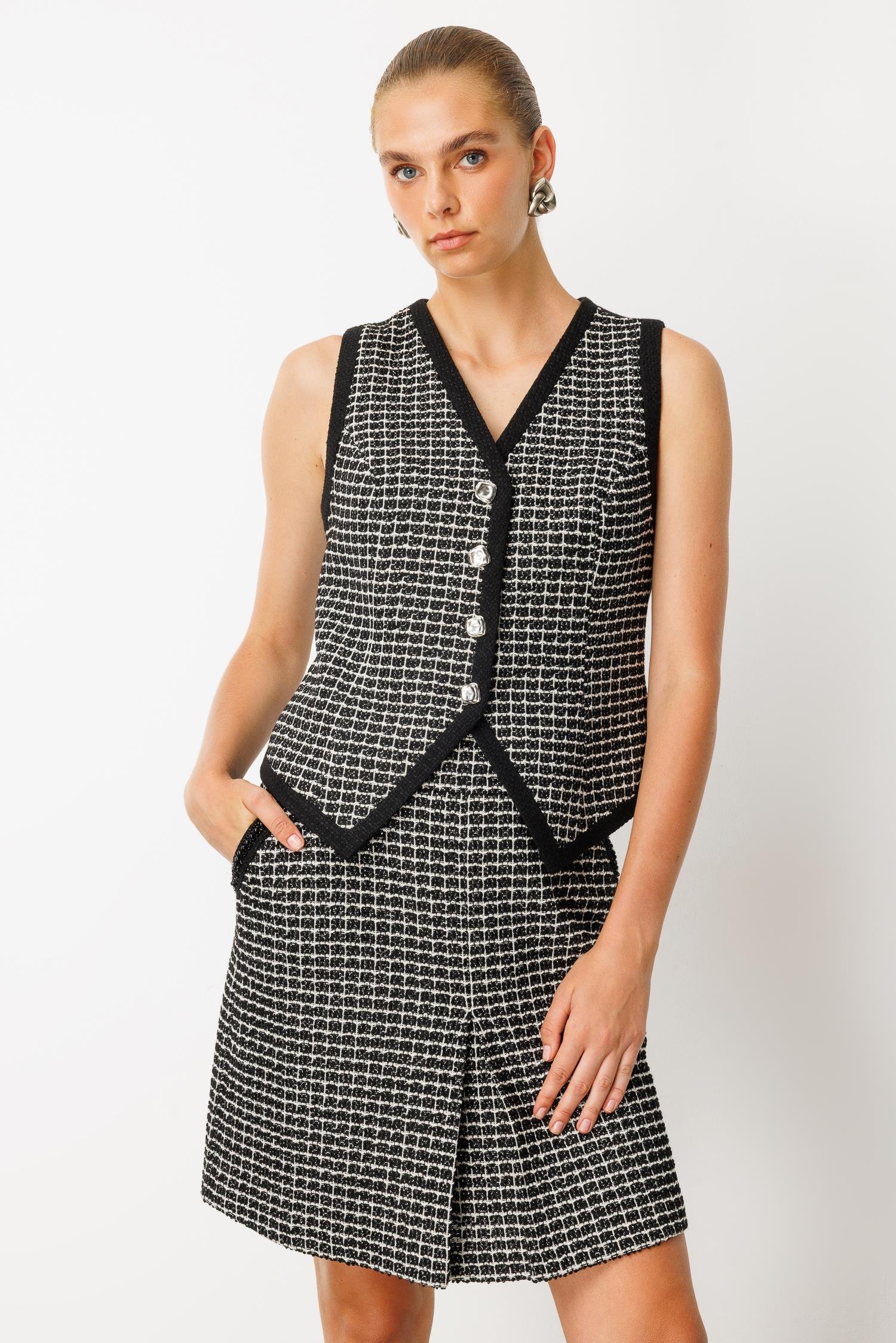 Modailgi  V Yaka Enküstre Detaylı Ön Beden Simetrik Kesim Kısa Tuvit Yelek Siyah