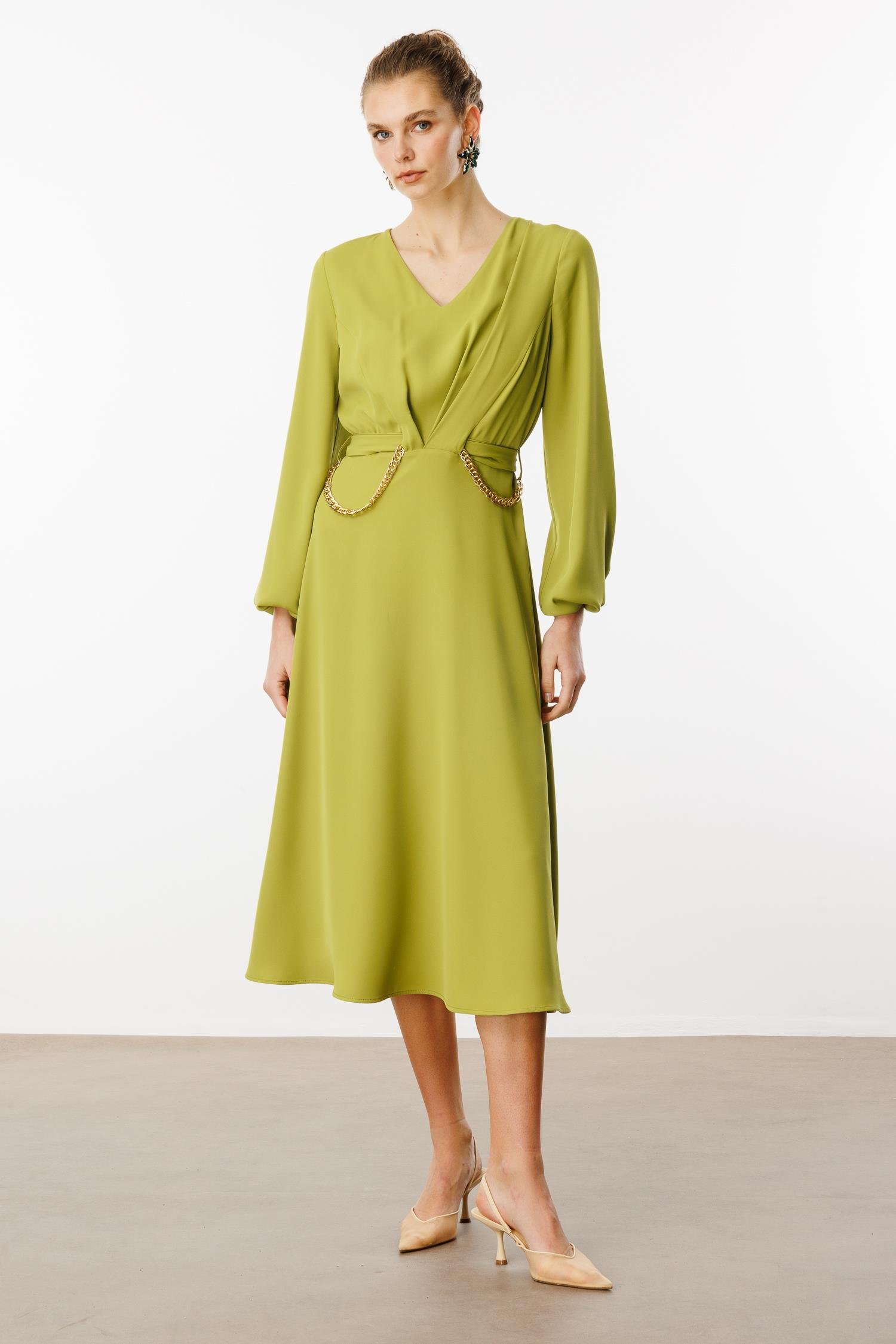 Modailgi  V Yaka Pileli Beli Tünel Detaylı Kuşak ve Zincir Aksesuarlı Elbise Asit