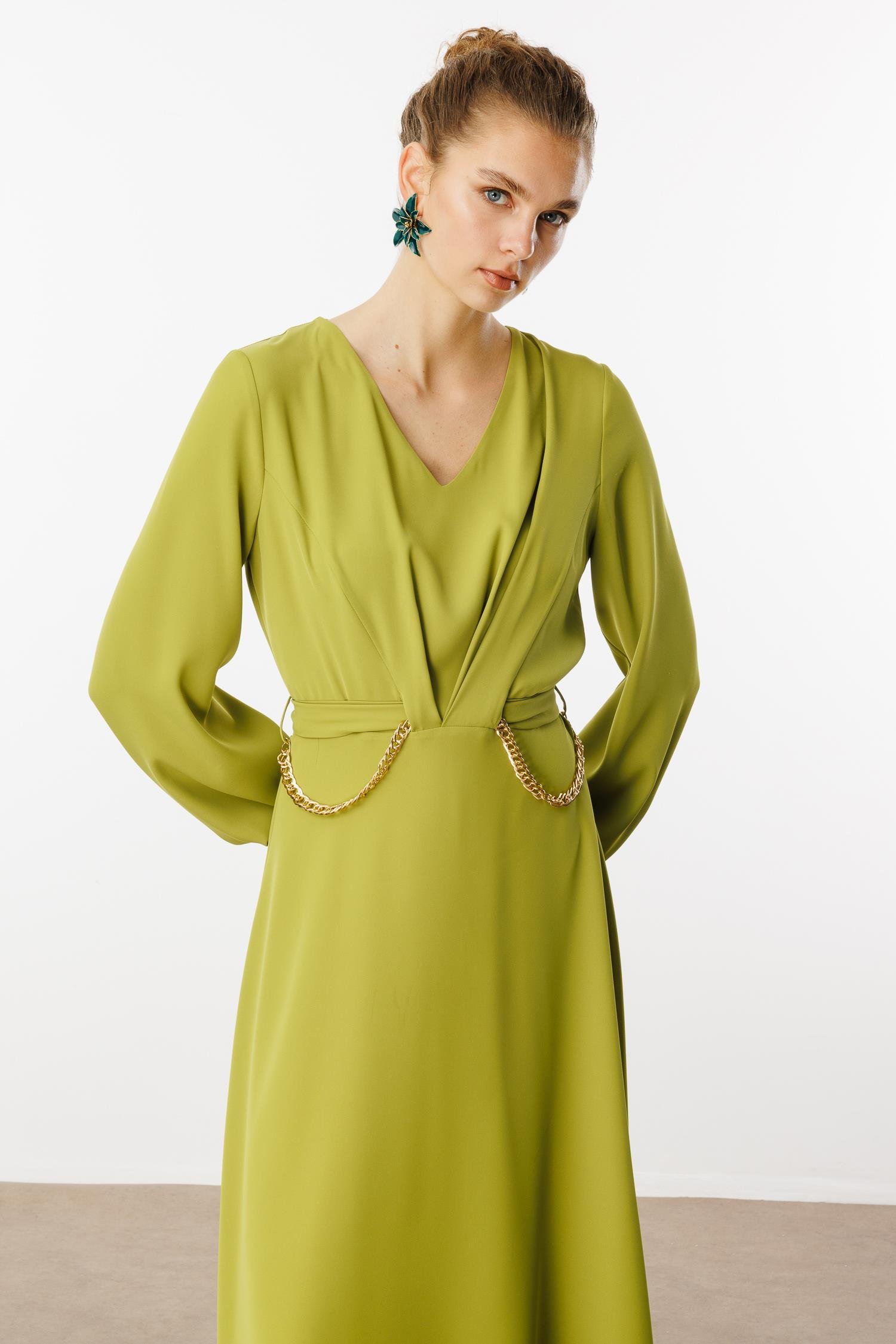 Modailgi  V Yaka Pileli Beli Tünel Detaylı Kuşak ve Zincir Aksesuarlı Elbise Asit