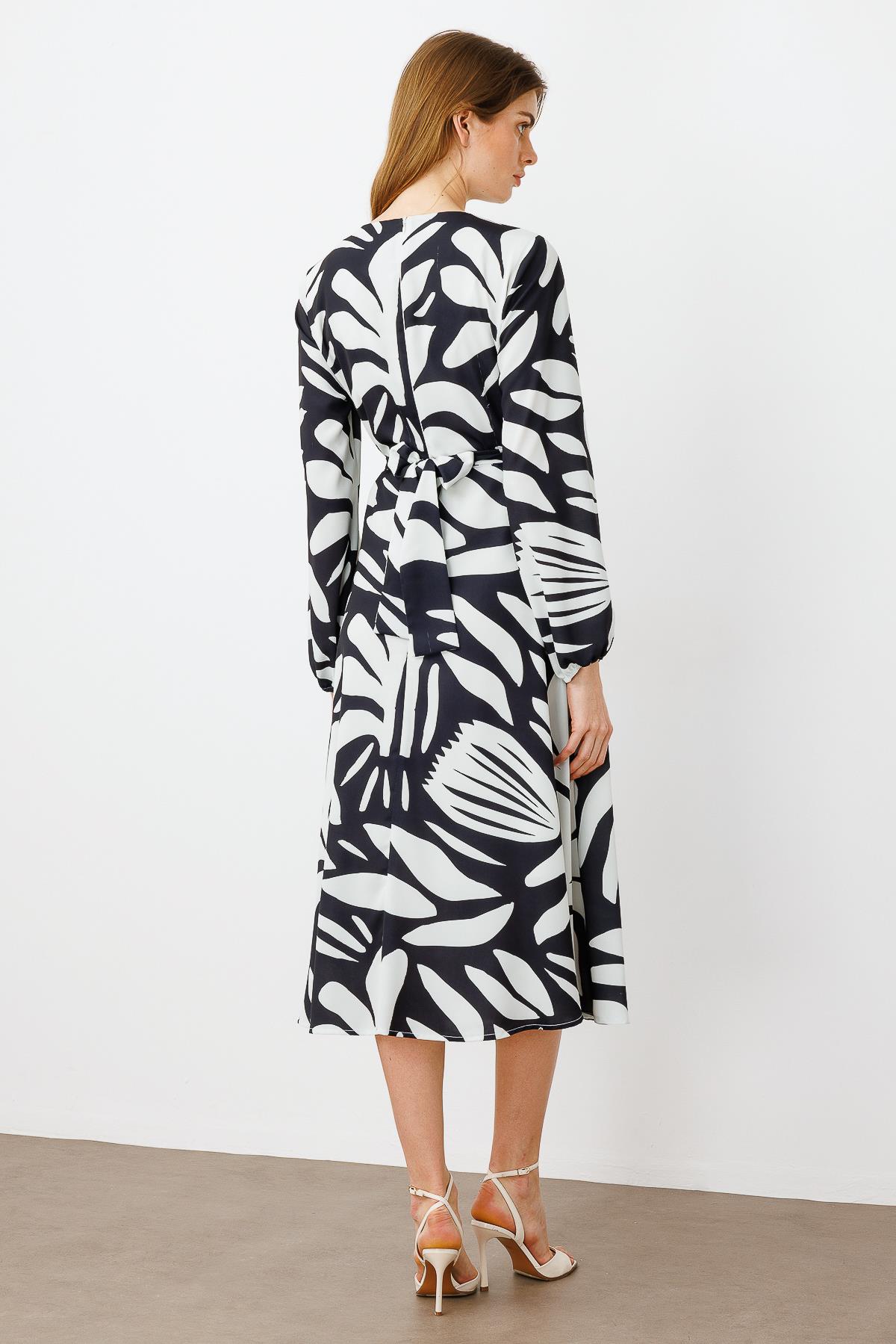 Modailgi  V Yakalı Uzun Kol Önden Pile ve Zincir Kuşak Detaylı Midi Boy Elbise Siyah