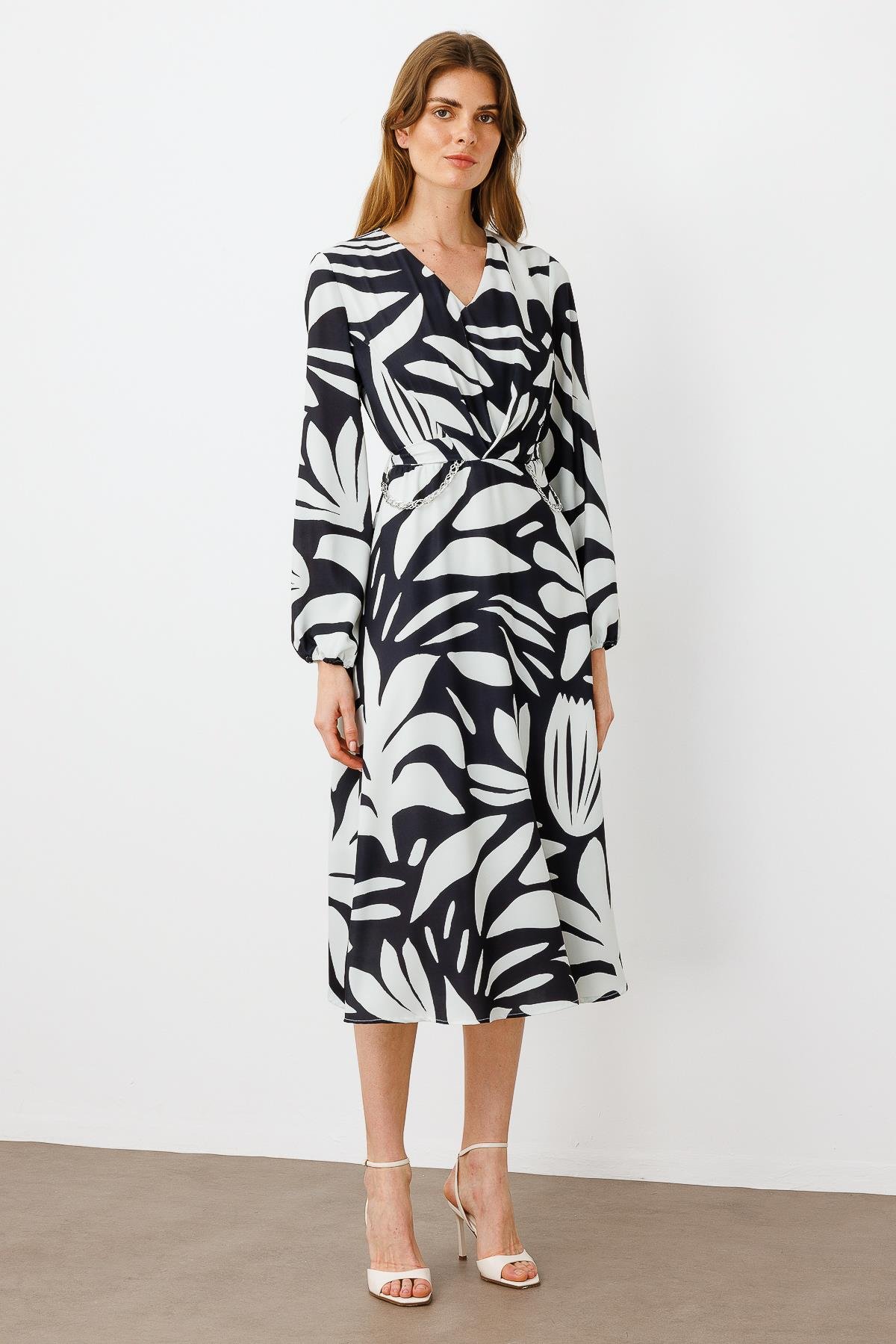 Modailgi  V Yakalı Uzun Kol Önden Pile ve Zincir Kuşak Detaylı Midi Boy Elbise Siyah