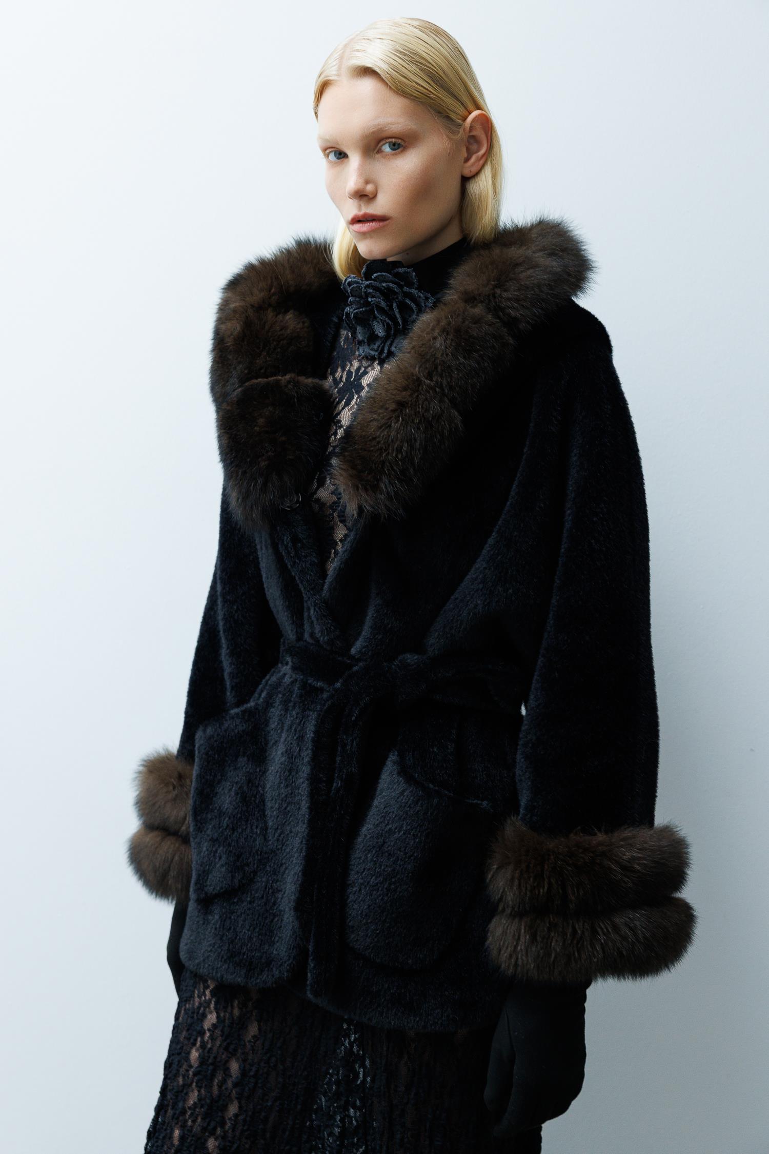 Modailgi  Yaka ve Kol Manşeti Kürklü Kısa Alcantara Kaban Siyah