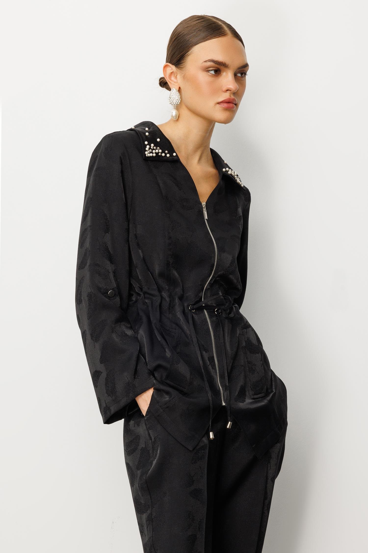 Modailgi  Yakası Akseuar Detaylı Safari Kol Fermuar Kapamalı Tünel Bağlamalı Ara Boy Tunik Siyah