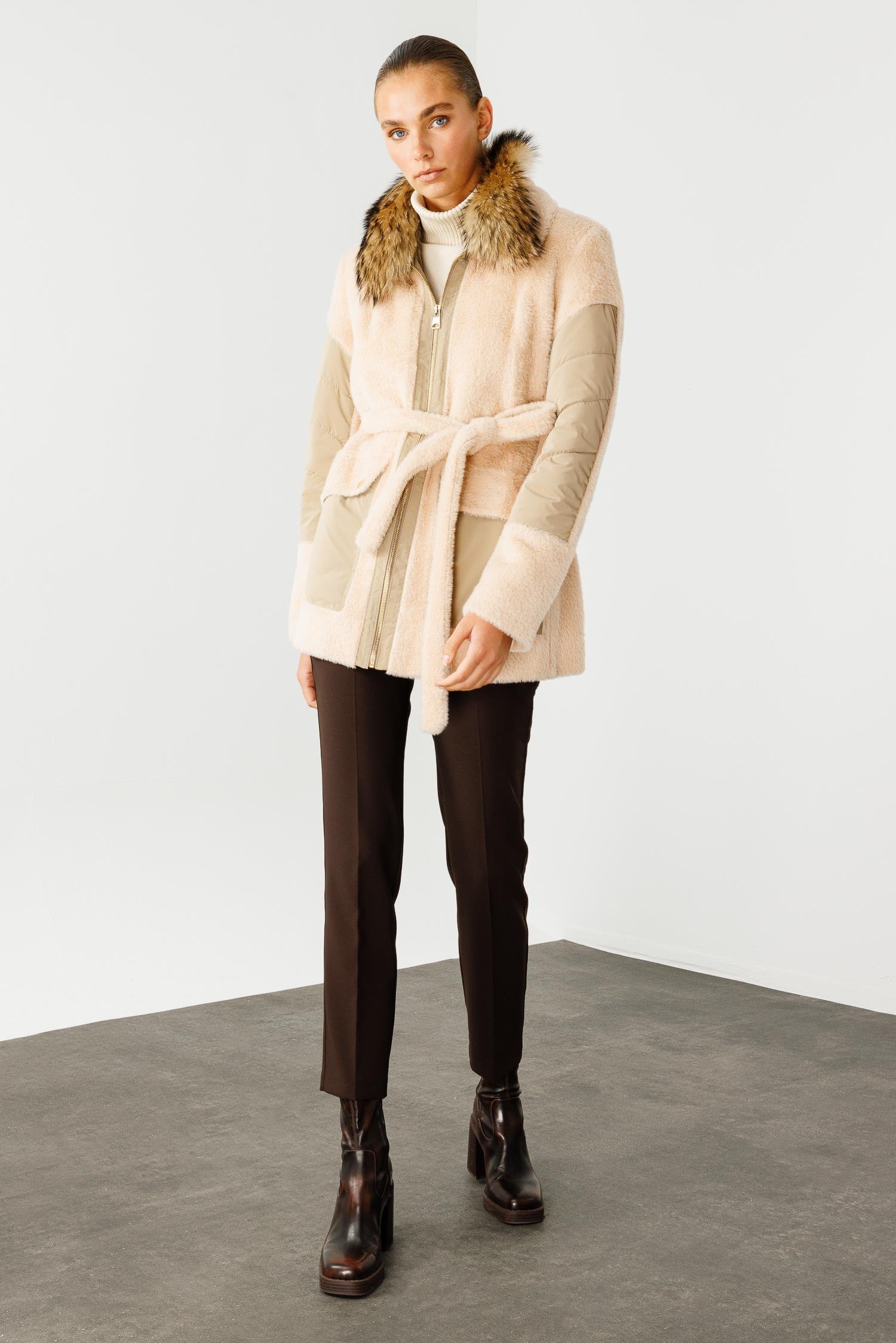 Modailgi  Yakası Kürklü Cep Kapaklı Peluş Kaban Camel