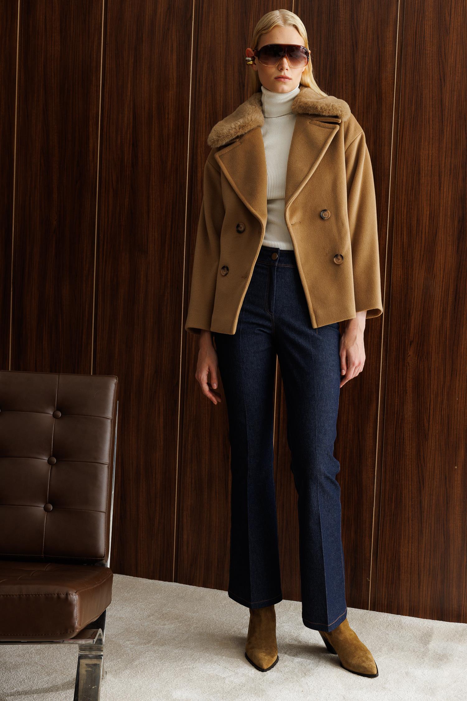 Modailgi  Yakası Kürklü Kruvaze Kemerli Kısa Kaşe Kaban Camel