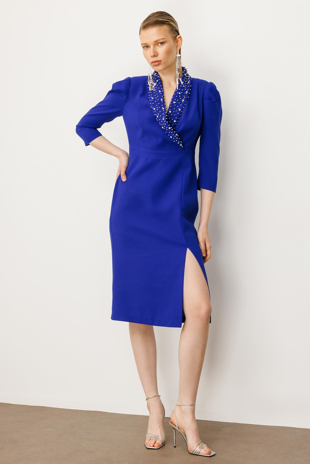 Modailgi  Yakası Taş İşlemeli Önden Yırtmaçlı Truvakar Kol Midiboy Elbise Saks