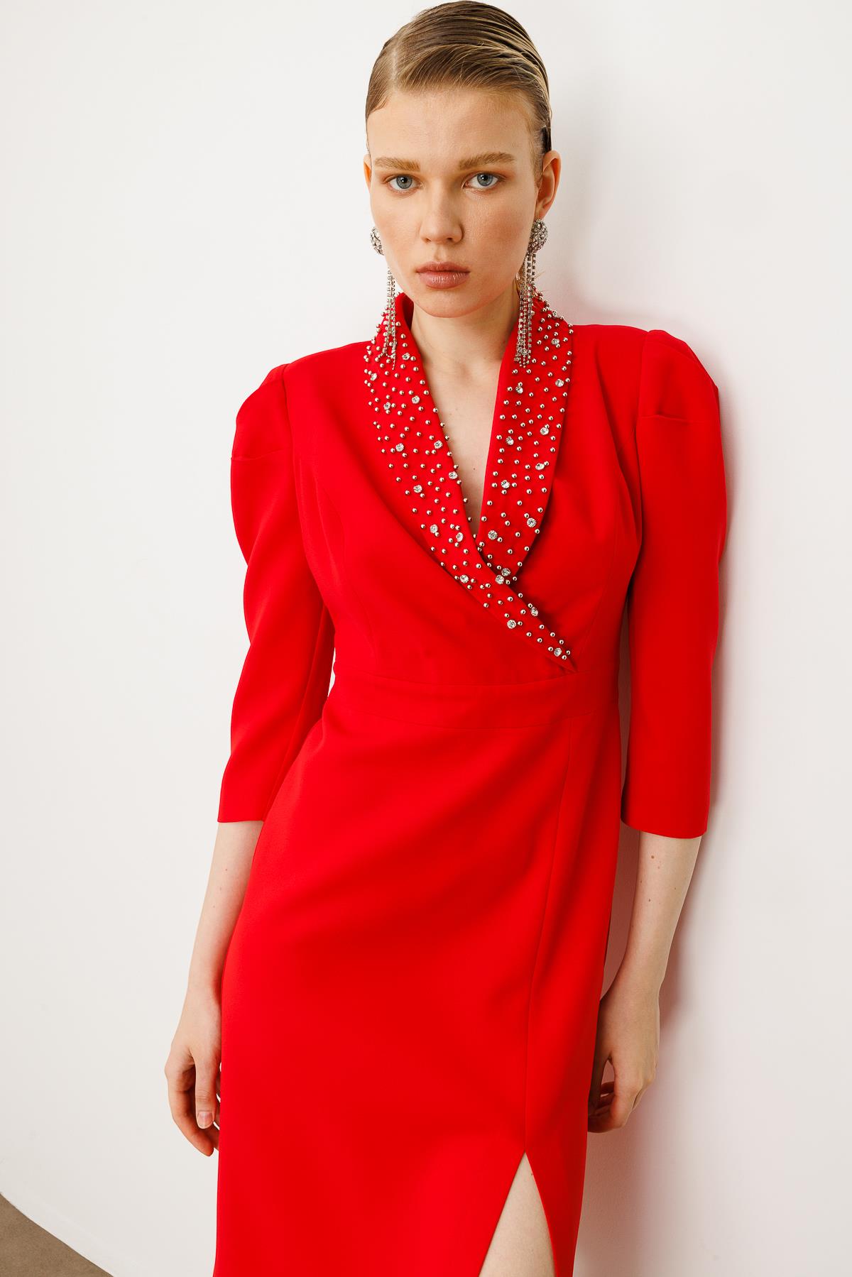 Modailgi  Yakası Taş İşlemeli Önden Yırtmaçlı Truvakar Kol Midiboy Elbise Kırmızı